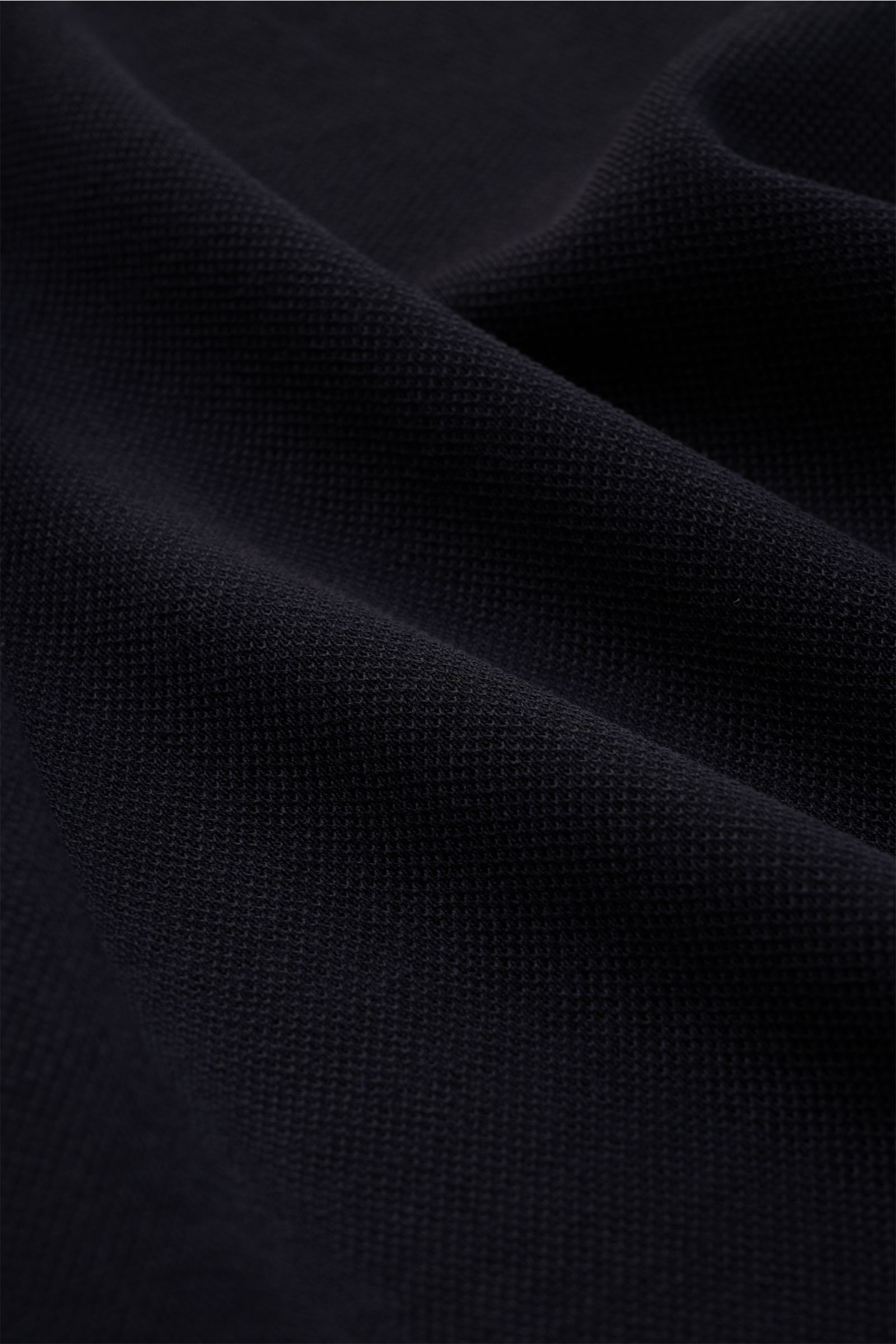 Close-up front view of navy fabric texture showing the grainy surface of the 04651/ A trip in a bag Piqué-T-Shirt 'TP' navy.

Summer Essential: Das Piqué-T-Shirt von 04651/ A TRIP IN A BAG überzeugt an warmen Tagen als vielseitiges Basic.

