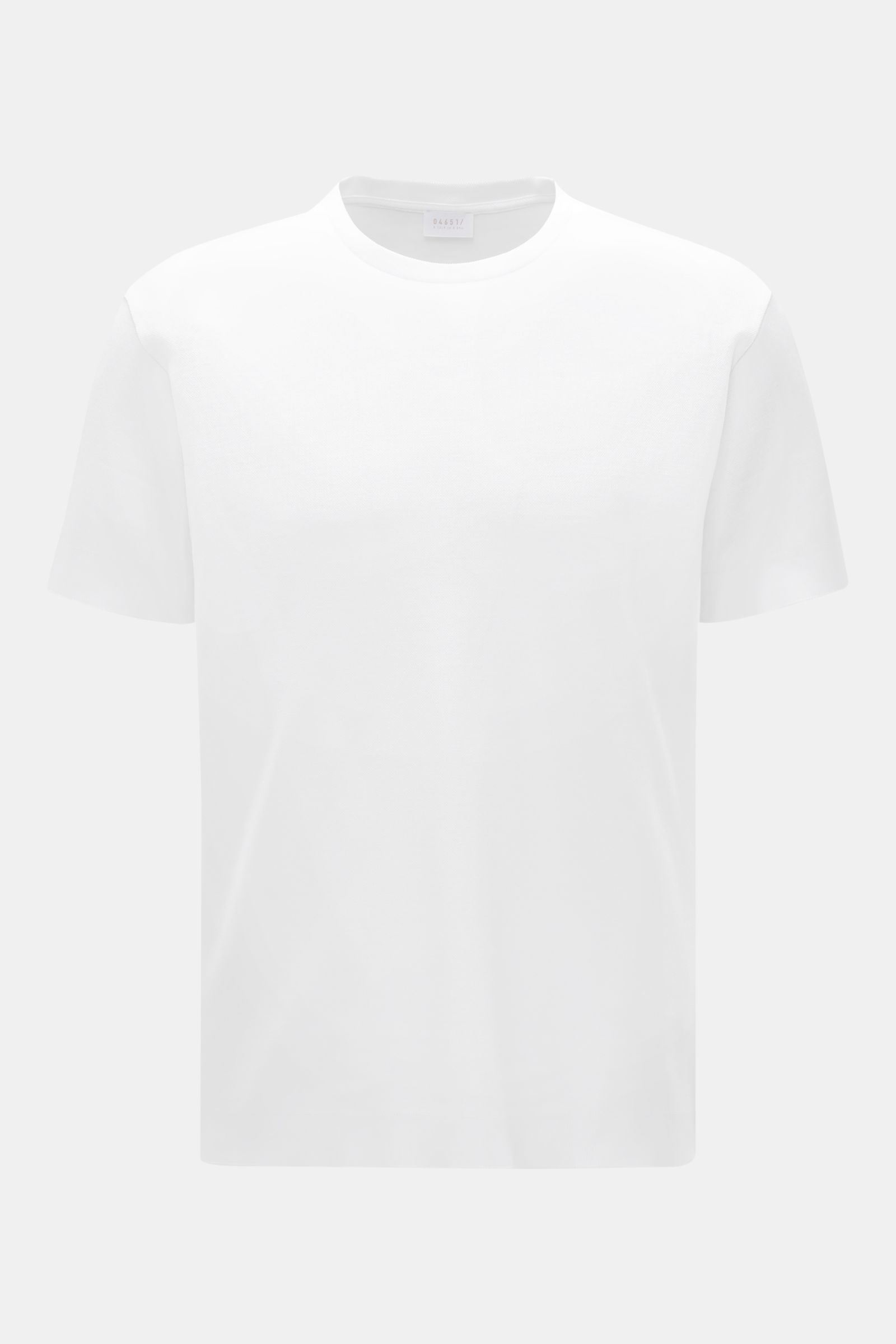 Front view of 04651/ A trip in a bag Piqué-T-Shirt 'TP' weiß, a white slim fit cotton piqué T-shirt with round neckline.

Summer Essential: Das Piqué-T-Shirt von 04651/ A TRIP IN A BAG überzeugt an warmen Tagen als vielseitiges Basic.

Piqu