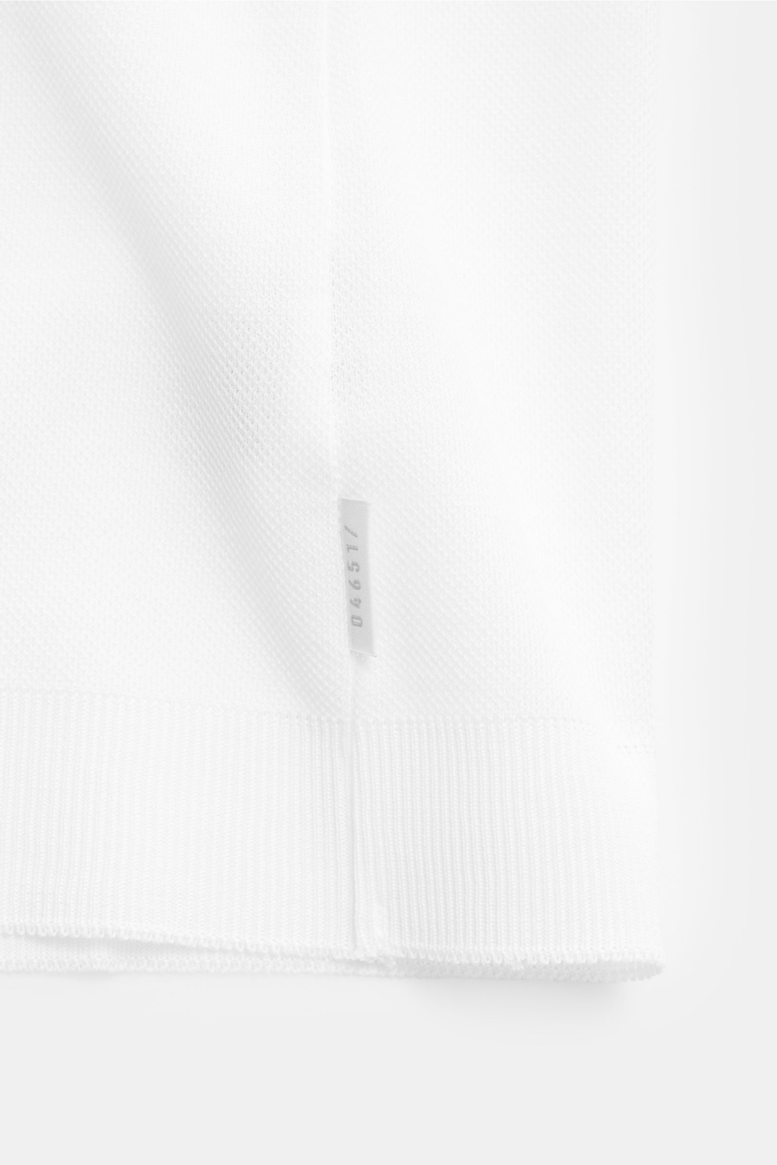 Alt tag (124 characters): Close-up front view of 04651/ A trip in a bag Piqué-T-Shirt 'TP' weiß showing textured cotton fabric and label.

Additional description: 
Summer Essential: Das Piqué-T-Shirt von 04651/ A TRIP IN A BAG überzeugt an warmen Tagen