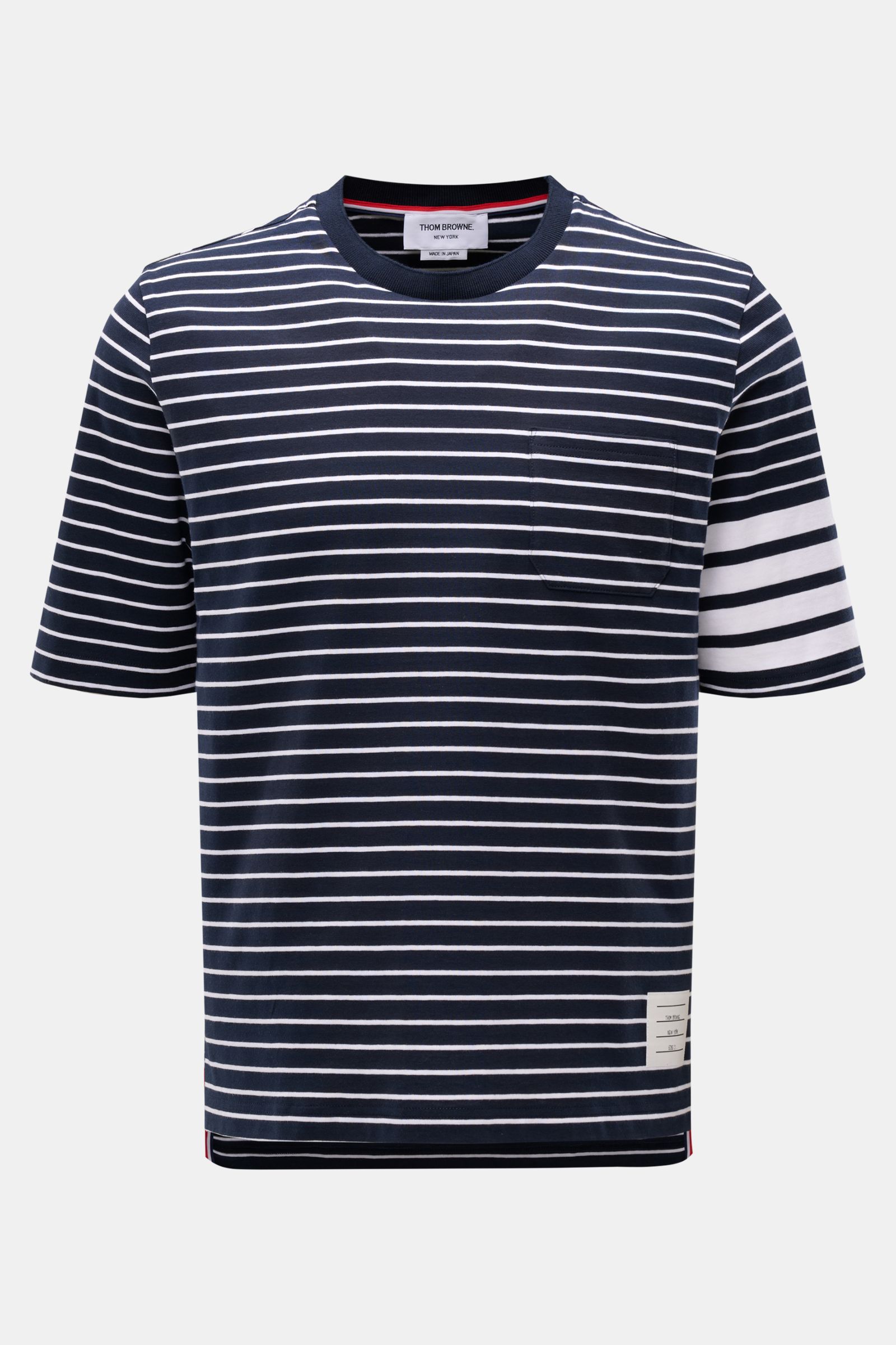 Front view of Thom Browne Rundhals-T-Shirt navy/weiß gestreift with slim fit, round neckline, chest pocket, pure cotton, soft feel, classic stripes, brand stripes on sleeve, and extended back.

Zeitlos maritim: Das T-Shirt von THOM BROWNE aus reiner Ba