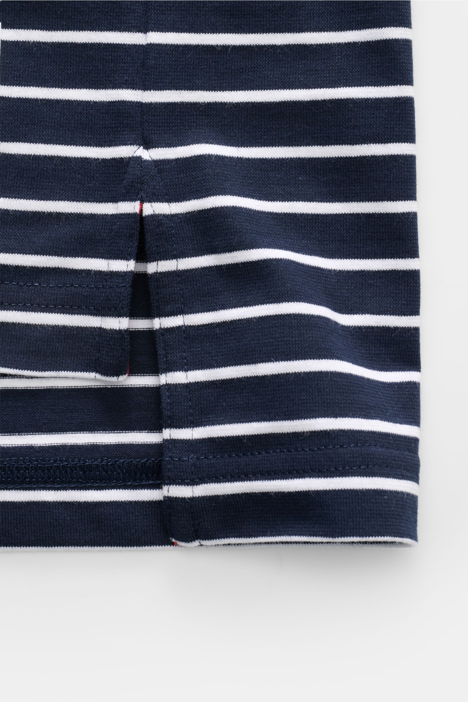 Close-up side view of Thom Browne Rundhals-T-Shirt navy/weiß gestreift showing navy and white stripes, soft cotton fabric, and side slit.

Zeitlos maritim: Das T-Shirt von THOM BROWNE aus reiner Baumwolle verbindet entspannte Jersey-Qualität mit stilvo