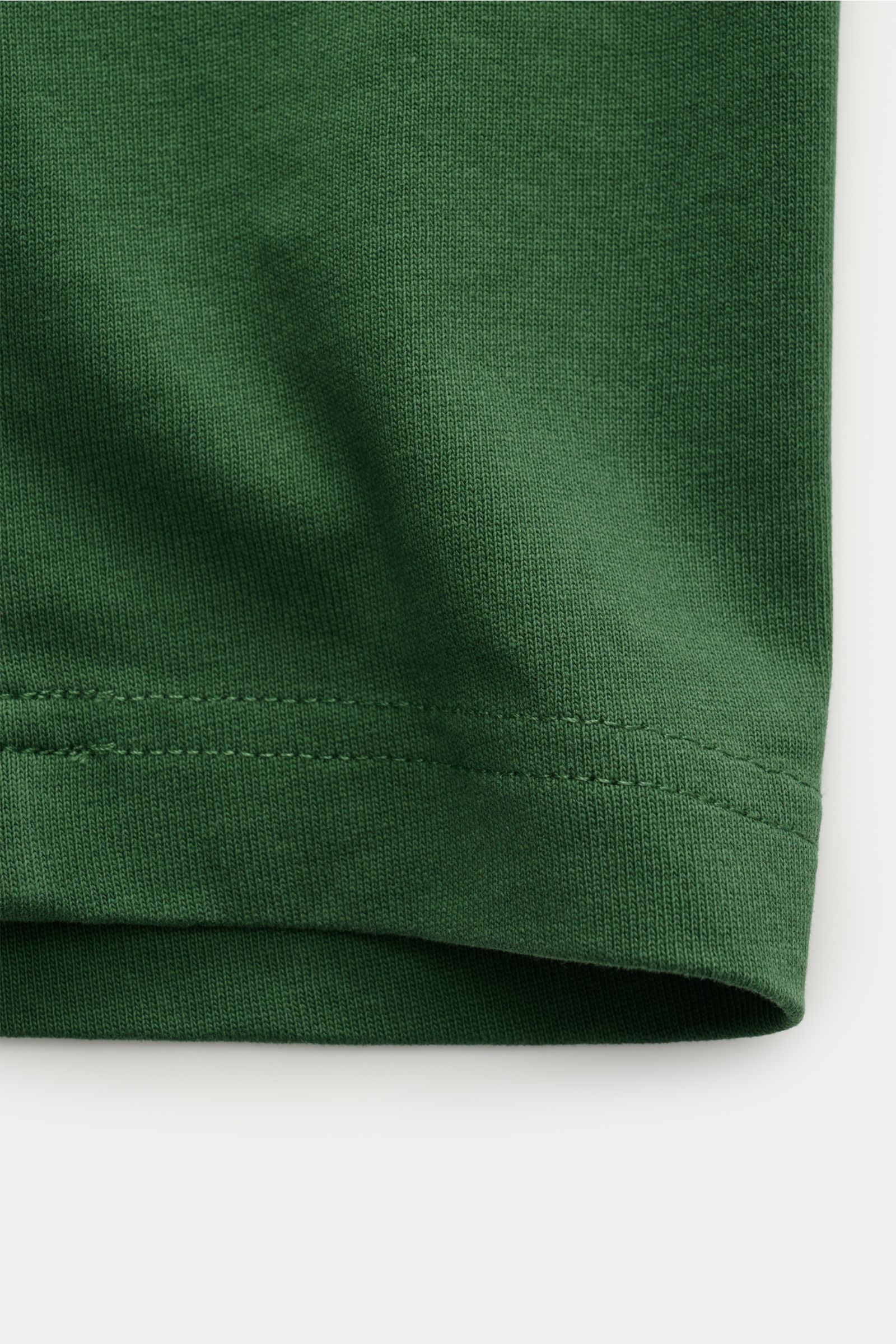 Alt tag (125 characters max):
Close-up front view of A.P.C. Rundhals-T-Shirt dunkelgrün in soft cotton jersey with visible stitching detail.

Additional description:
Legere Sommerlooks von A.P.C.: Aus weichem Baumwoll-Jersey gefertigt und mit Logo-Stit