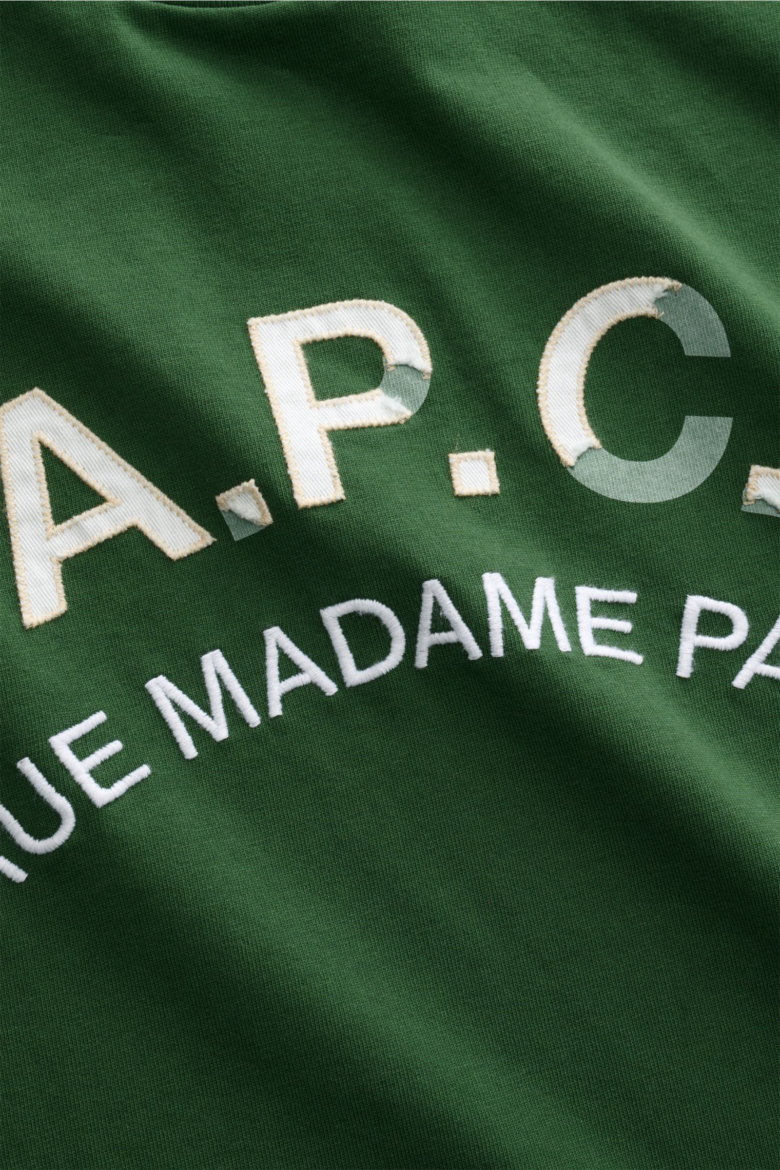 Close-up front view of A.P.C. Rundhals-T-Shirt dunkelgrün showing soft cotton jersey fabric with vintage logo stitching.

Legere Sommerlooks von A.P.C.: Aus weichem Baumwoll-Jersey gefertigt und mit Logo-Stitching im Vintage-Look versehen, wird dieses 