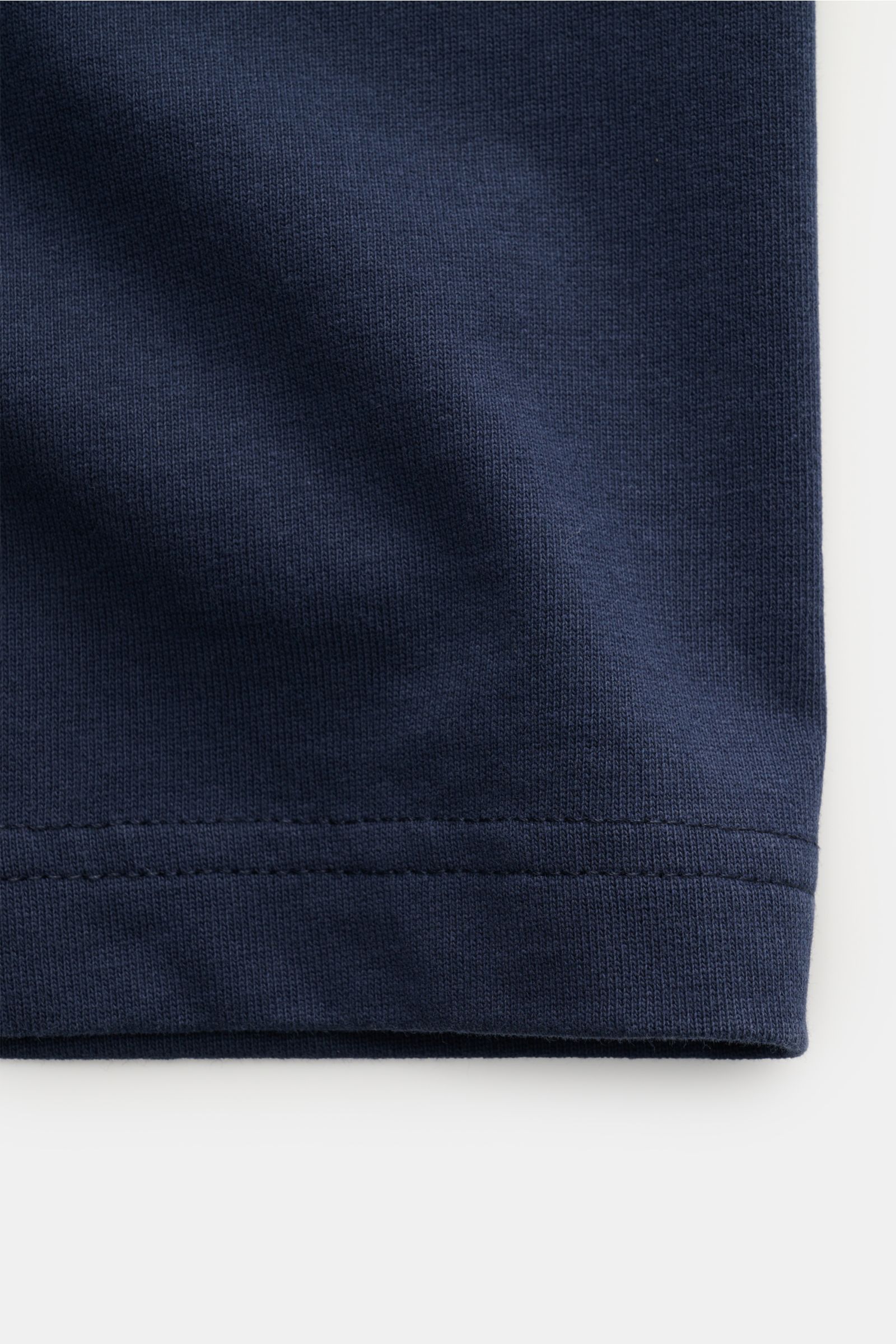 Close-up front view of navy blue A.P.C. Rundhals-T-Shirt navy made of soft cotton jersey with visible stitching.

Legere Sommerlooks von A.P.C.: Aus weichem Baumwoll-Jersey gefertigt und mit Logo-Stitching im Vintage-Look versehen, wird dieses T-Shirt 