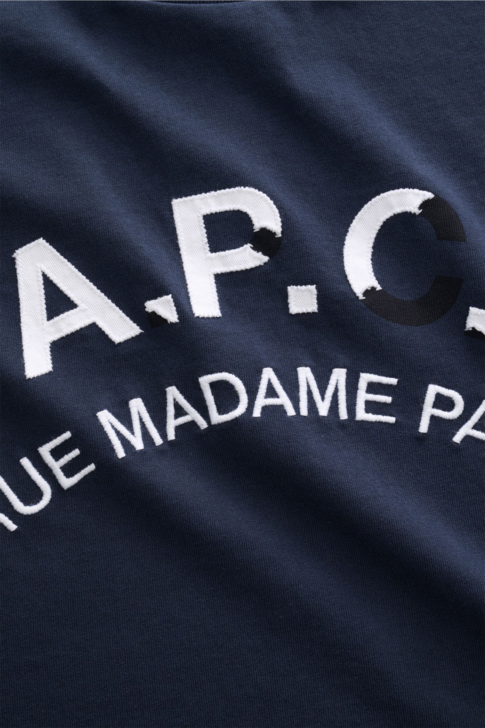 Alt tag (125 characters max): Close-up front view of navy A.P.C. Rundhals-T-Shirt with white logo stitching on soft cotton jersey fabric.

Description: Legere Sommerlooks von A.P.C.: Aus weichem Baumwoll-Jersey gefertigt und mit Logo-Stitching im Vinta