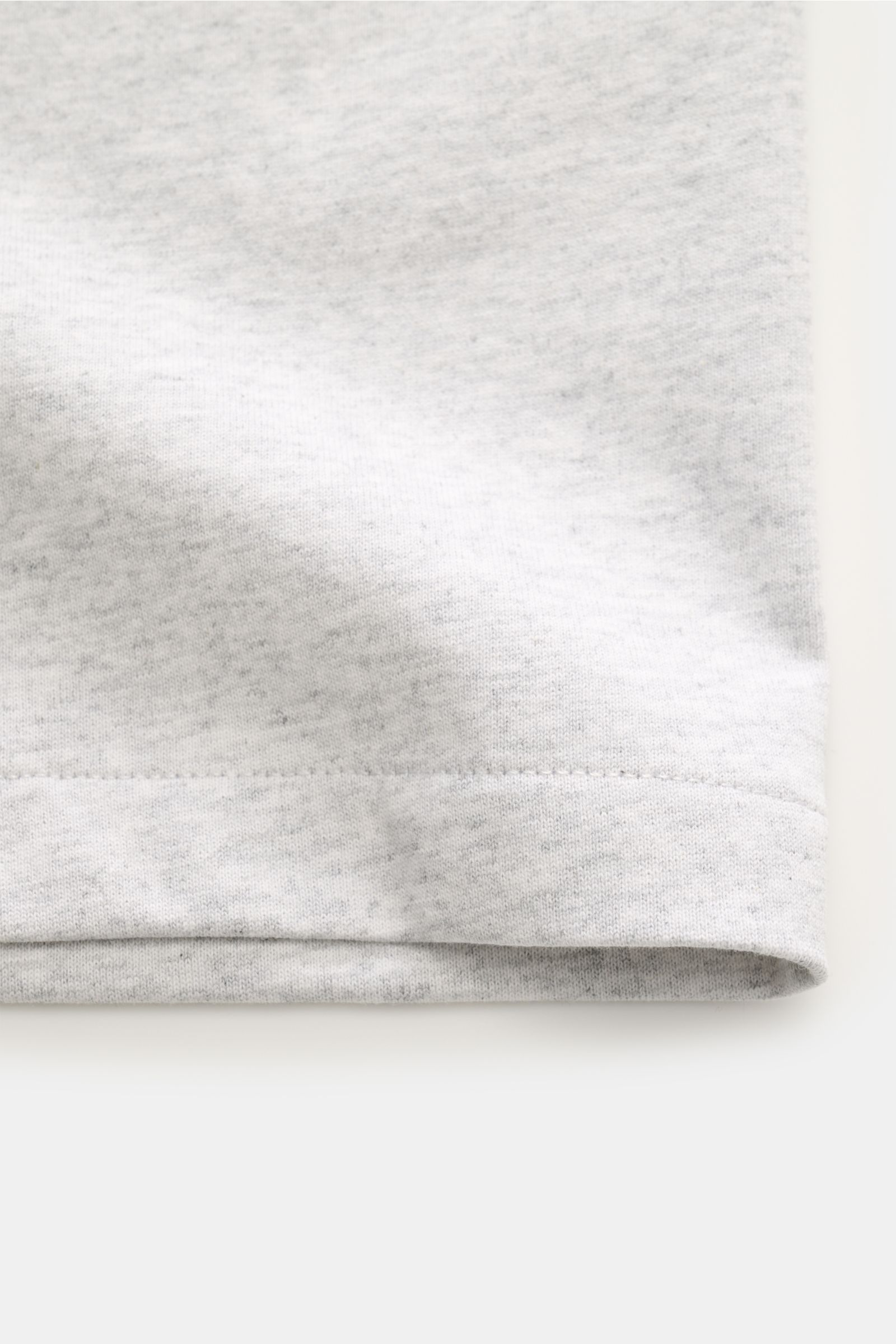 A.P.C. Rundhals-T-Shirt 'Standard Rue Madame' hellgrau meliert, Detailaufnahme Saum aus weichem Baumwoll-Jersey, Regular Fit, Logo-Stitching.