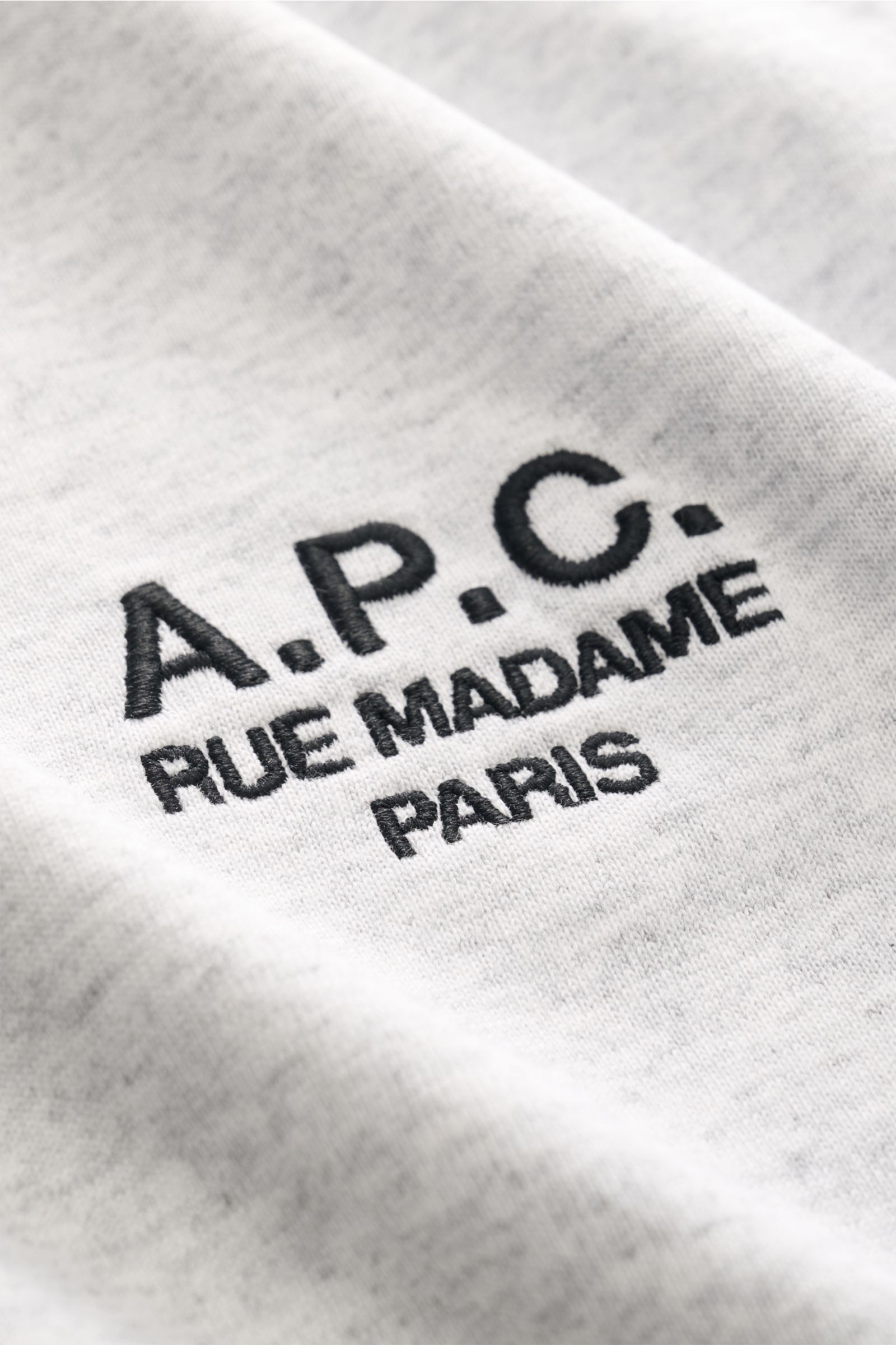 A.P.C. Rundhals-T-Shirt 'Standard Rue Madame' hellgrau meliert, Detailaufnahme von weichem Baumwoll-Jersey mit schwarzer Logo-Stickerei, Frontansicht.