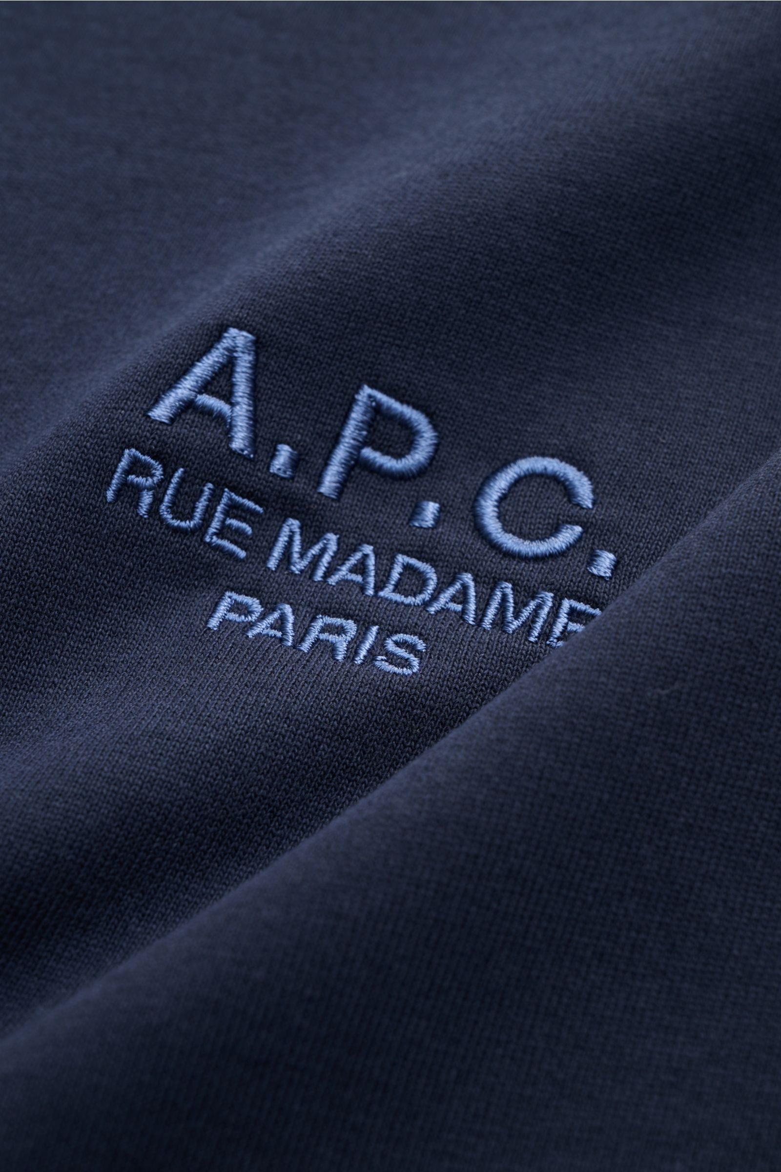 A.P.C. Rundhals-T-Shirt 'Standard Rue Madame' dunkelblau, Detailfoto von weichem Baumwoll-Jersey und Logo-Stickerei auf der Brust.