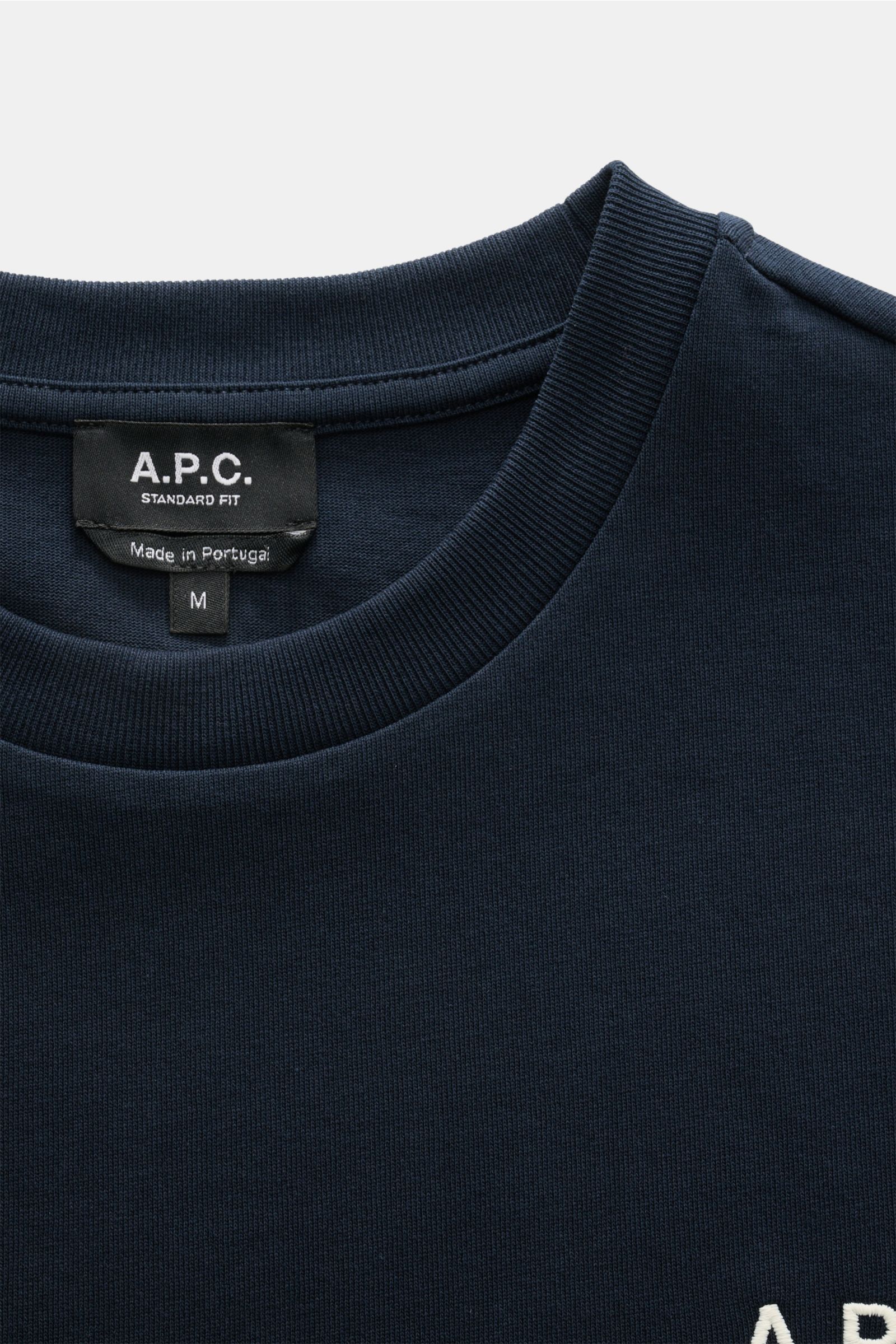 A.P.C. Rundhals-T-Shirt 'Standard Rue Madame' navy aus weichem Baumwoll-Jersey, Regular Fit, Rundhalsausschnitt, Detailaufnahme von oben, Logo-Stickerei.