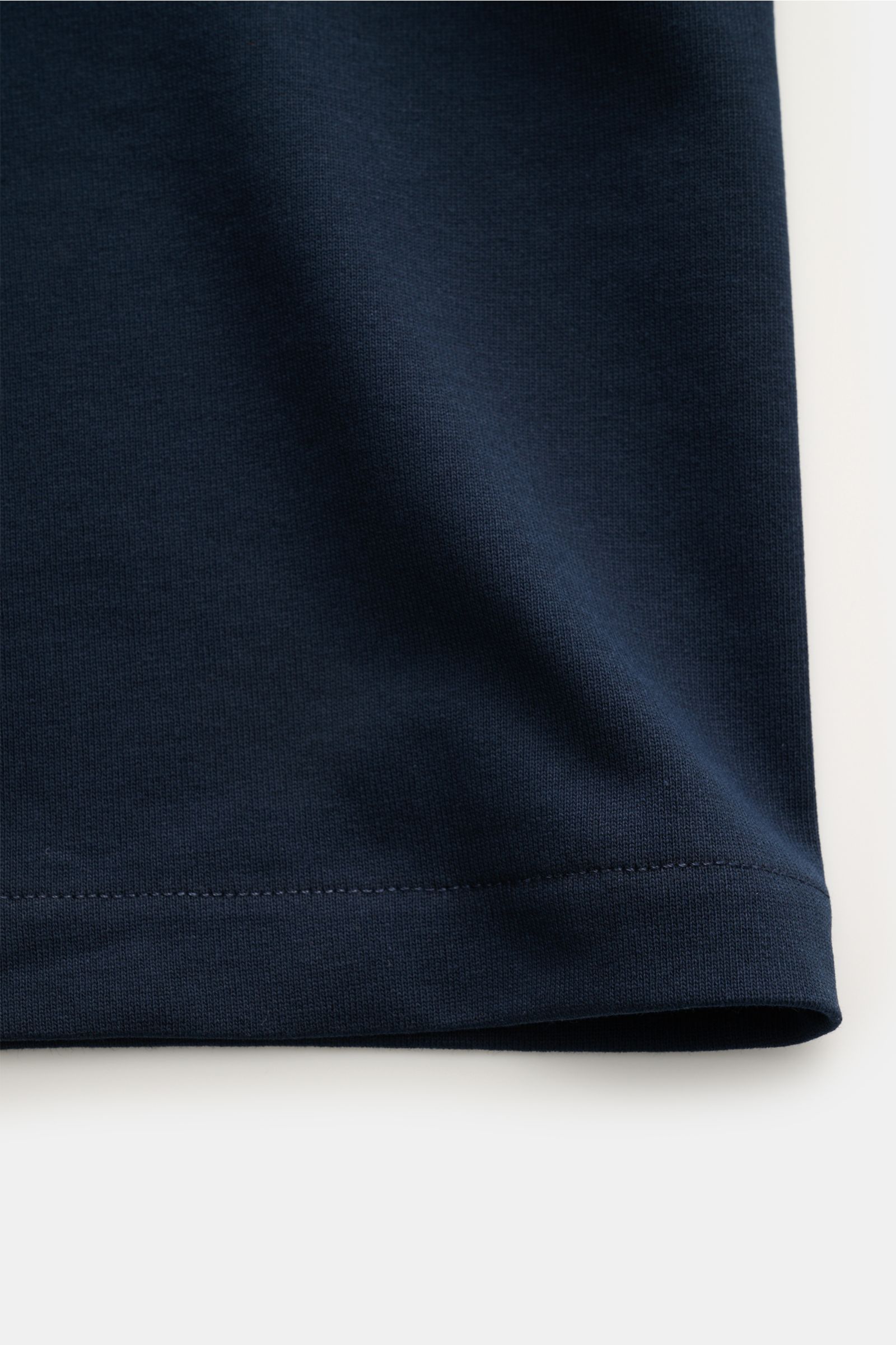 Nahaufnahme des A.P.C. Rundhals-T-Shirts 'Standard Rue Madame' navy aus weichem Baumwoll-Jersey, Detail des Saums aus frontaler Perspektive.