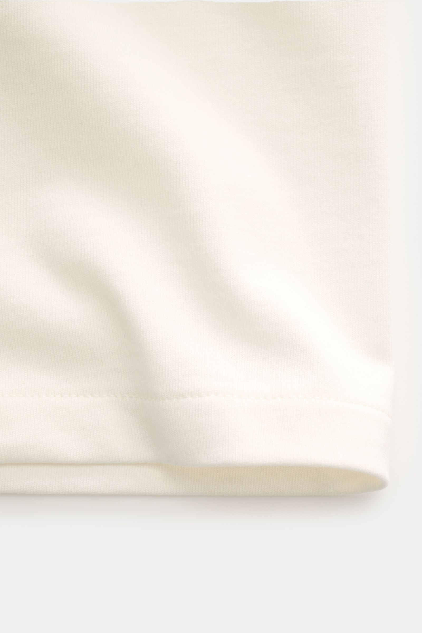 A.P.C. Rundhals-T-Shirt 'Standard Rue Madame' offwhite, Frontansicht, reiner Baumwoll-Jersey, weicher Griff, Regular Fit, Logo-Stickerei Brust.