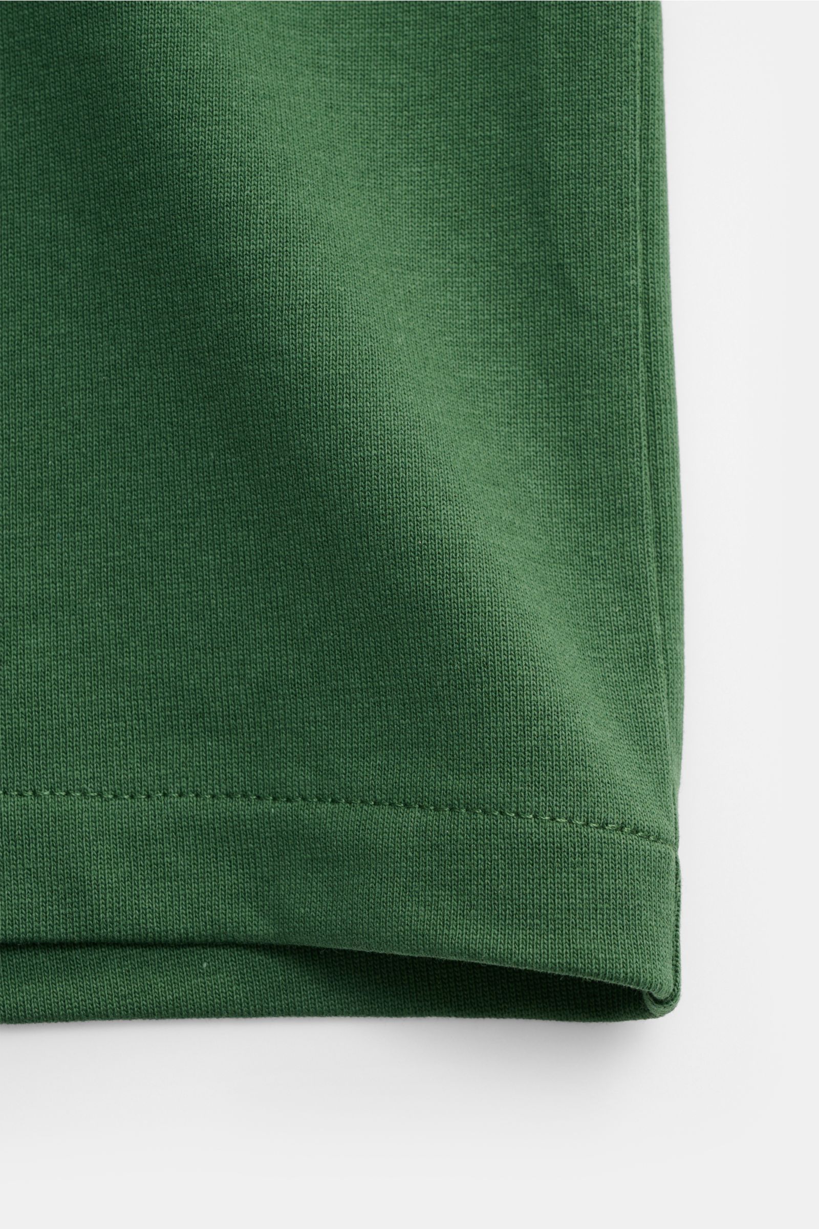 A.P.C. Rundhals-T-Shirt 'Standard Rue Madame' grün, Detailaufnahme des weichen Baumwoll-Jersey-Stoffs und Saum, Front nah, Regular Fit, Logo-Stickerei.