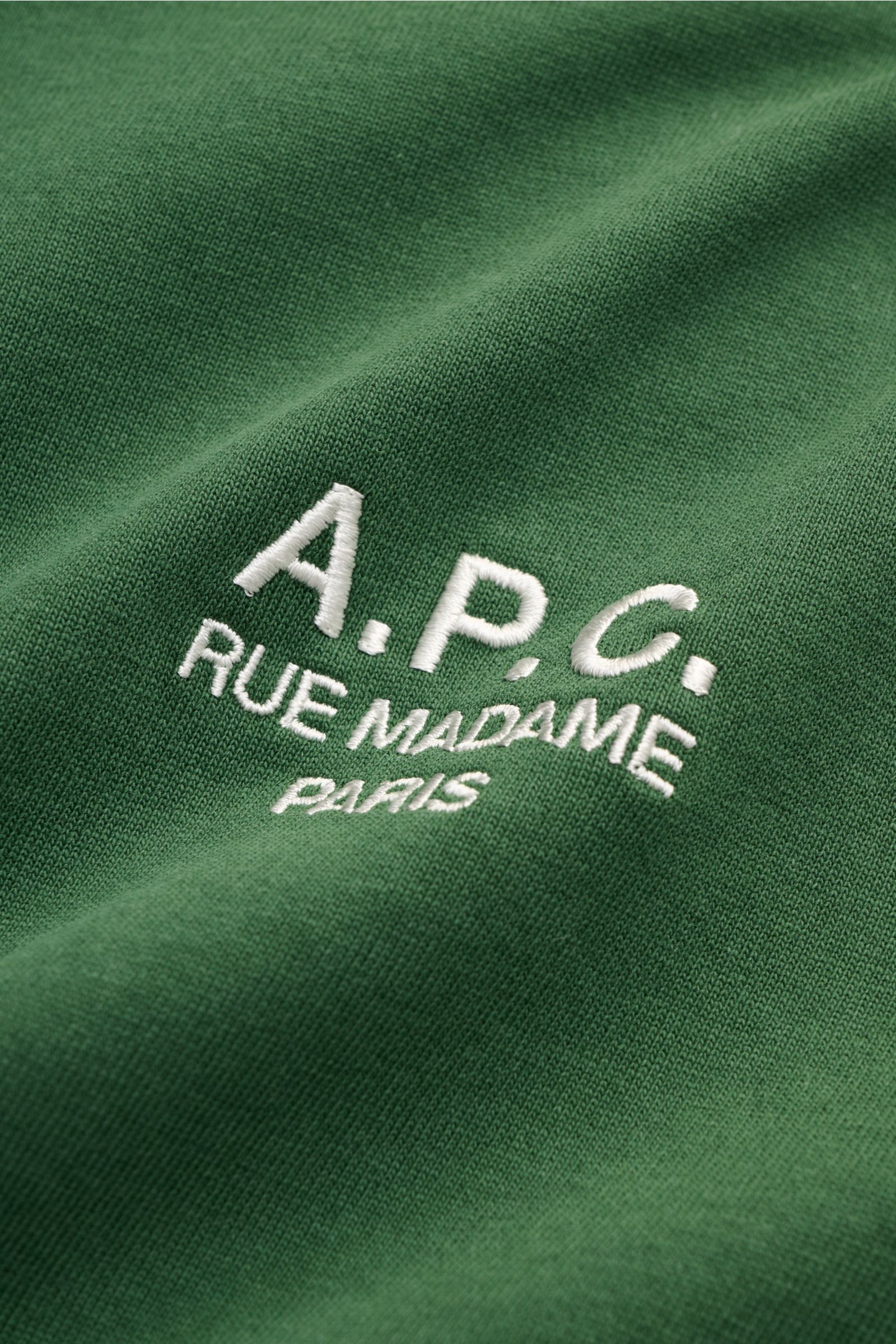 Nahaufnahme des grünen A.P.C. Rundhals-T-Shirts 'Standard Rue Madame' mit weißer Logo-Stickerei auf weichem Baumwoll-Jersey.
