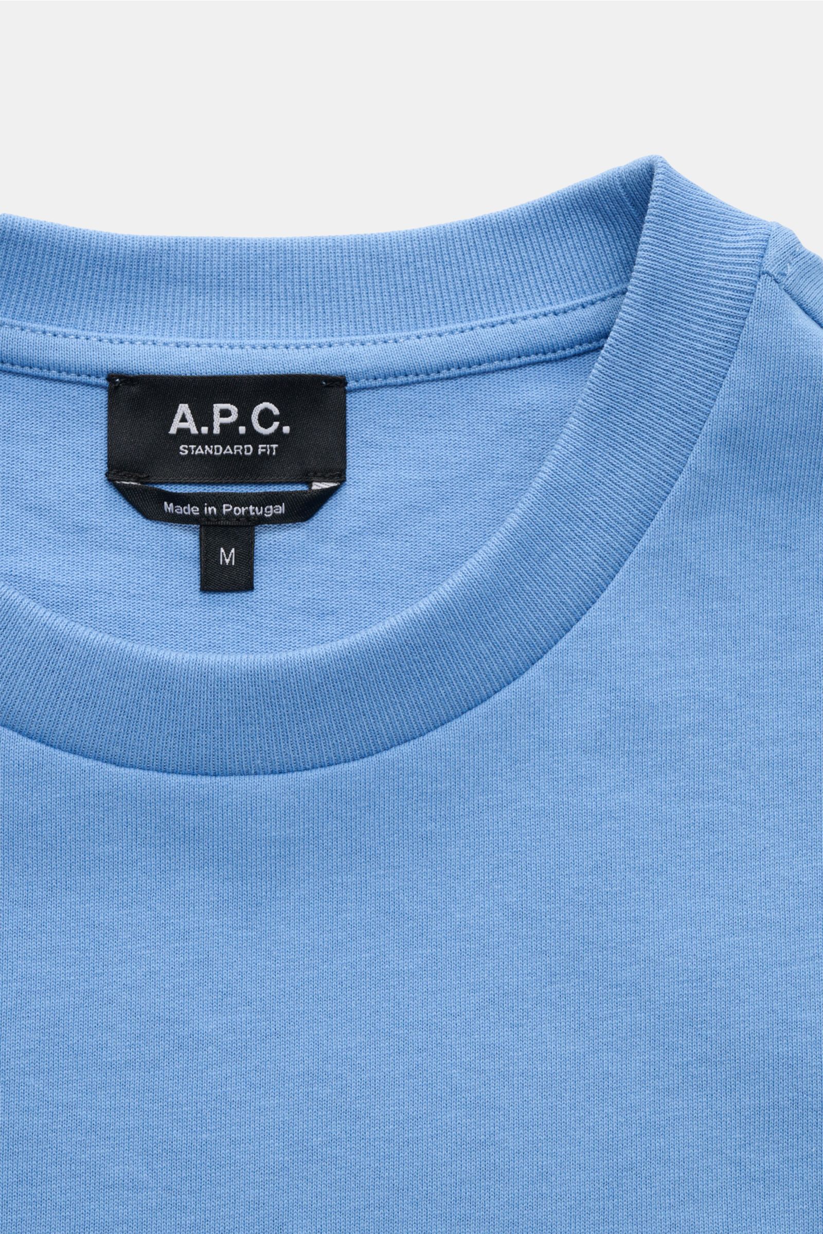 A.P.C. Rundhals-T-Shirt 'Standard Rue Madame' blau, Detailaufnahme der weichen Baumwoll-Jersey-Rundhalskante mit Label, Regular Fit, Logo-Stickerei.