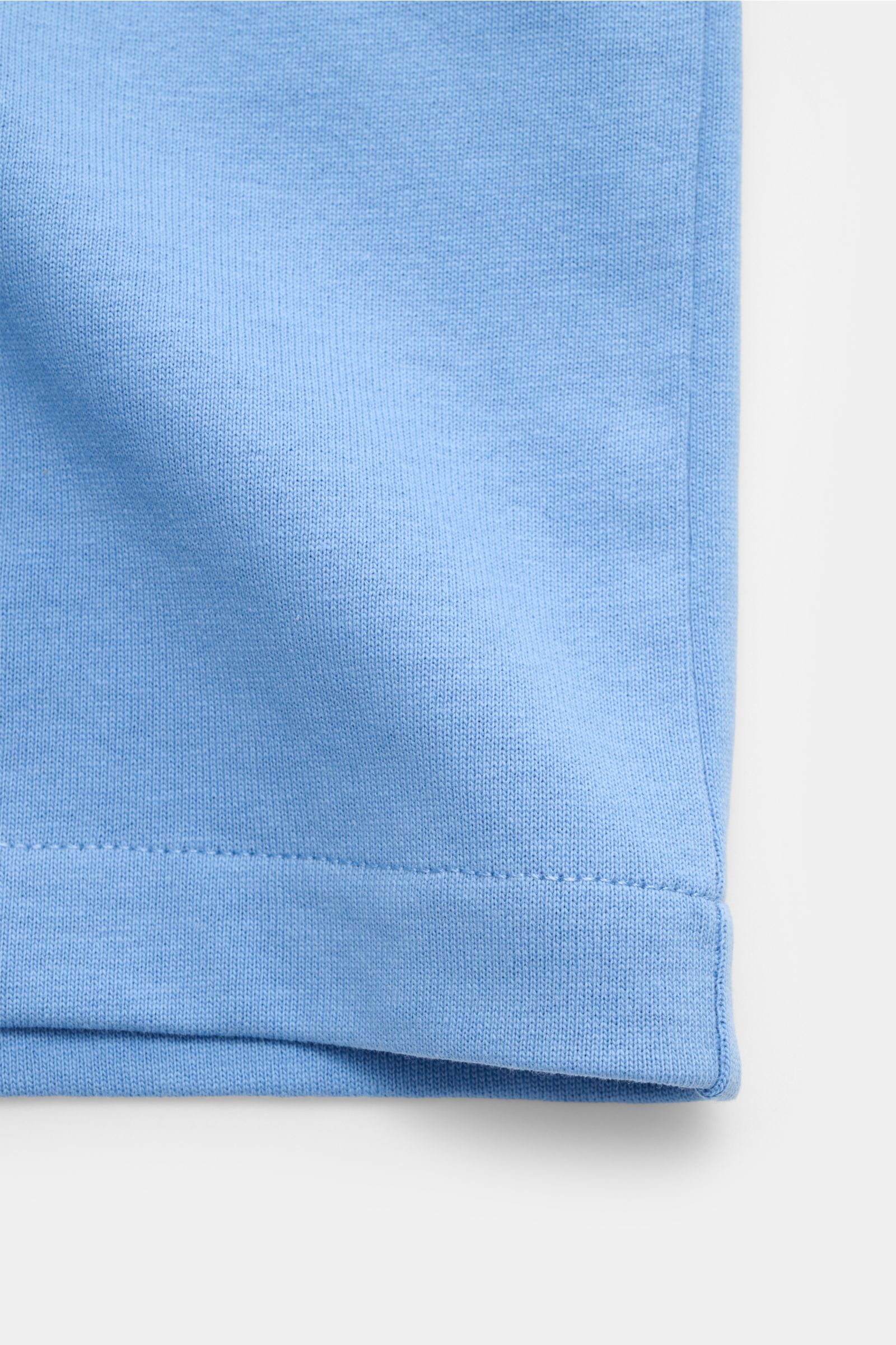 A.P.C. Rundhals-T-Shirt 'Standard Rue Madame' blau in Nahaufnahme von unten, weicher Baumwoll-Jersey, Regular Fit, Logo-Stickerei Brust.