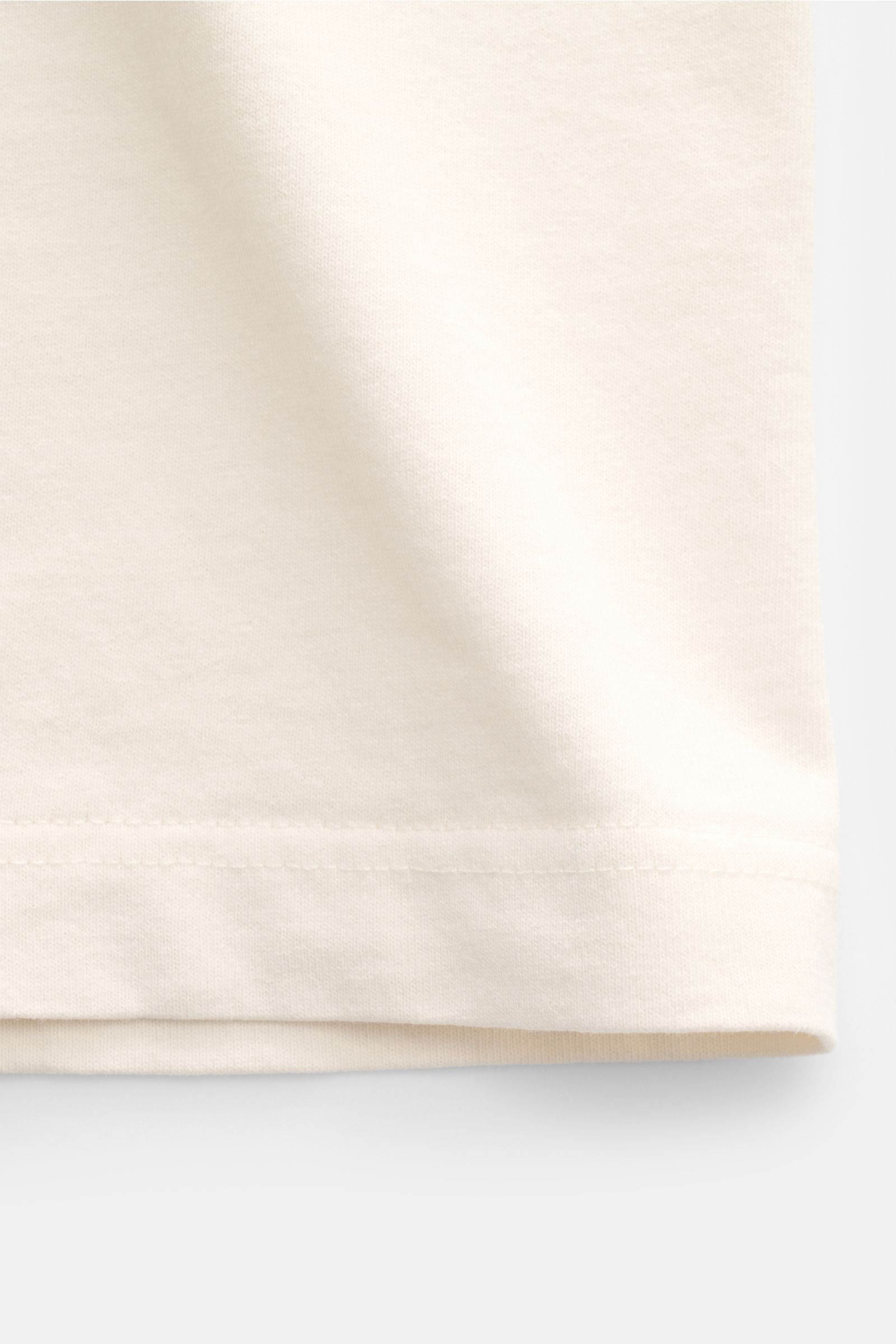 Close-up front view of Golden Goose Rundhals-T-Shirt creme in cream, showing fabric texture and hem stitch.

Description: 
Urbaner Eyecatcher: Das T-Shirt von GOLDEN GOOSE ergänzt Sommerlooks mit markantem Print und unverwechselbarer Lässigkeit.
