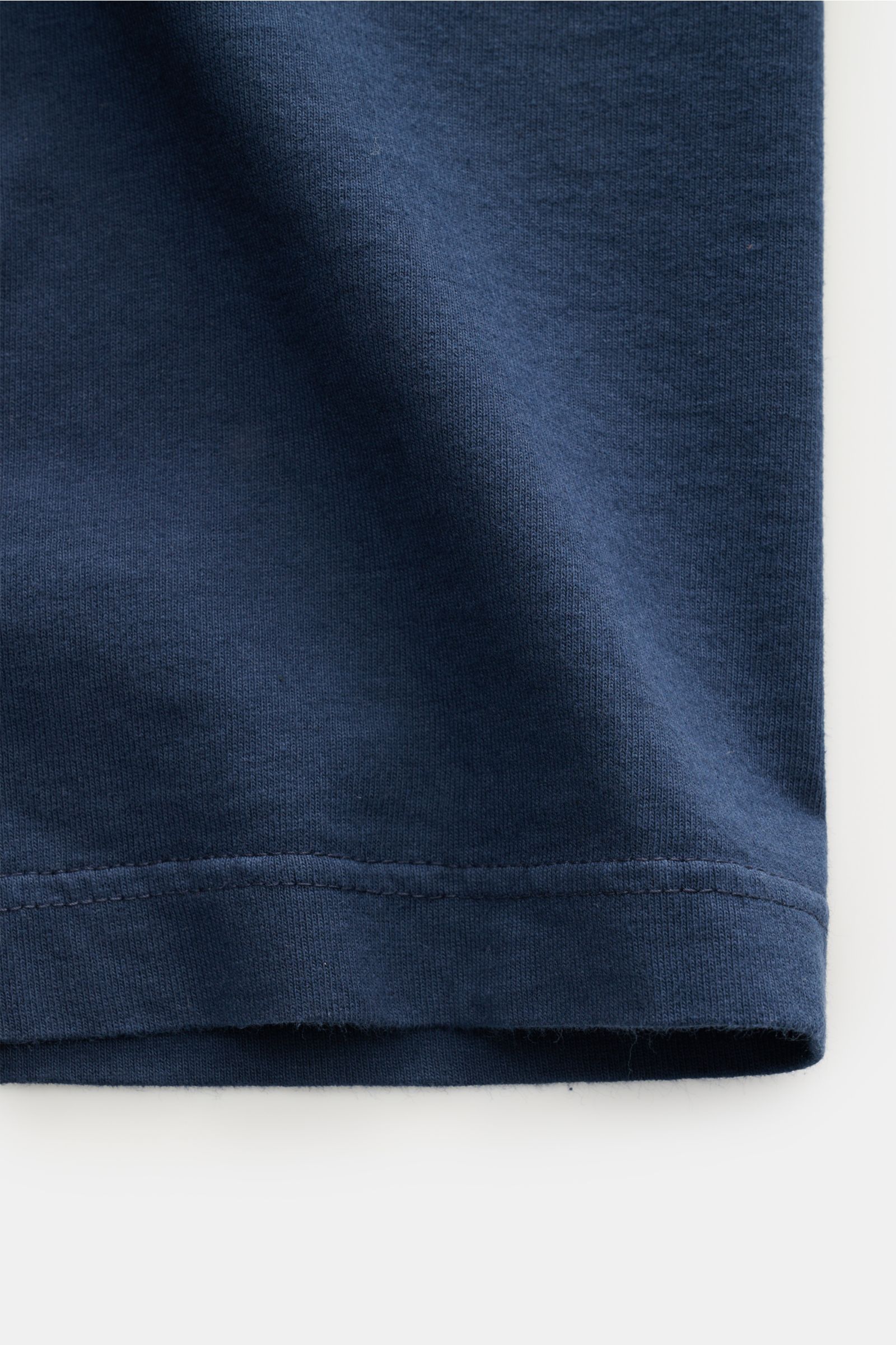Golden Goose Rundhals-T-Shirt navy/creme close-up of navy cotton fabric from the side, showing texture and stitching.  
Retro-Sportswear neu interpretiert: Das T-Shirt von GOLDEN GOOSE sorgt mit markantem Print für legere Sommerlooks.

rein