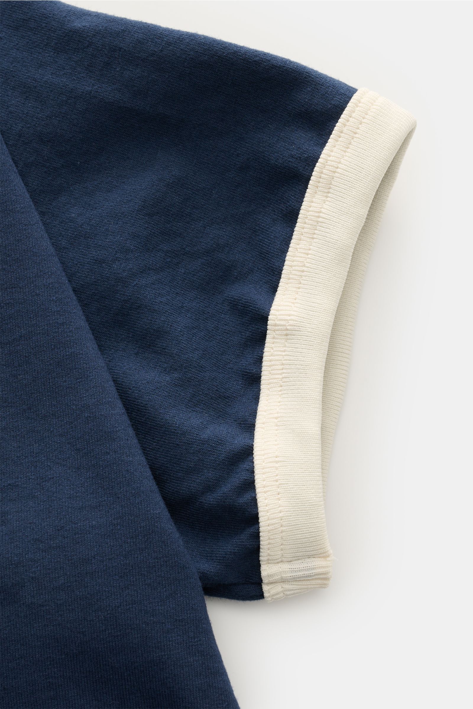 Alt tag (125 characters max): Close-up side view of Golden Goose Rundhals-T-Shirt navy/creme sleeve with navy cotton and cream cuff trim.

Description: Retro-Sportswear neu interpretiert: Das T-Shirt von GOLDEN GOOSE sorgt mit markantem Print für leger