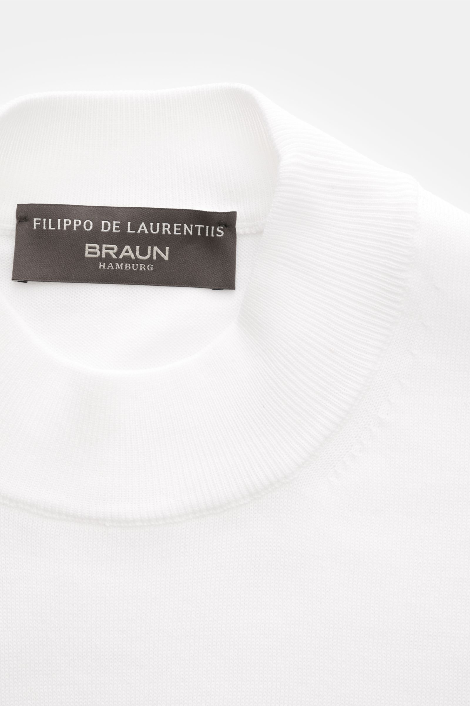 Filippo de Laurentiis Short sleeve jumper white shown from a top close-up perspective, featuring a standing collar and brand label. A versatile basic: This short sleeve jumper by FILIPPO DE LAURENTIIS features a timeless design and incomparable comfort