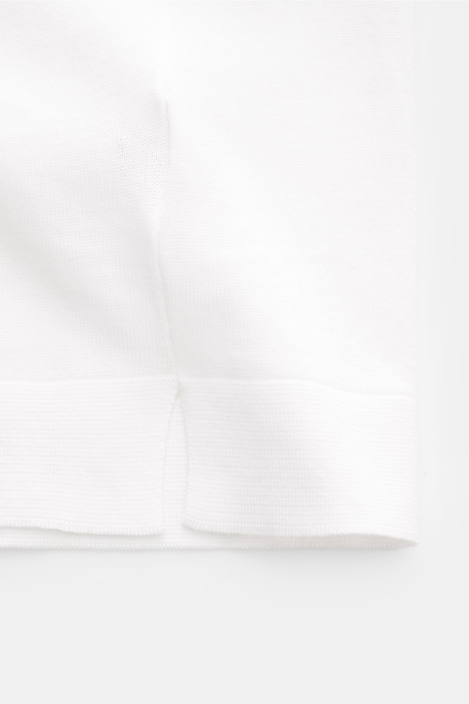Close-up of the Filippo de Laurentiis Short sleeve jumper white, showing fine knit fabric and slim fit from a side perspective.  
Description: A versatile basic: This short sleeve jumper by FILIPPO DE LAURENTIIS features a timeless design and incompara