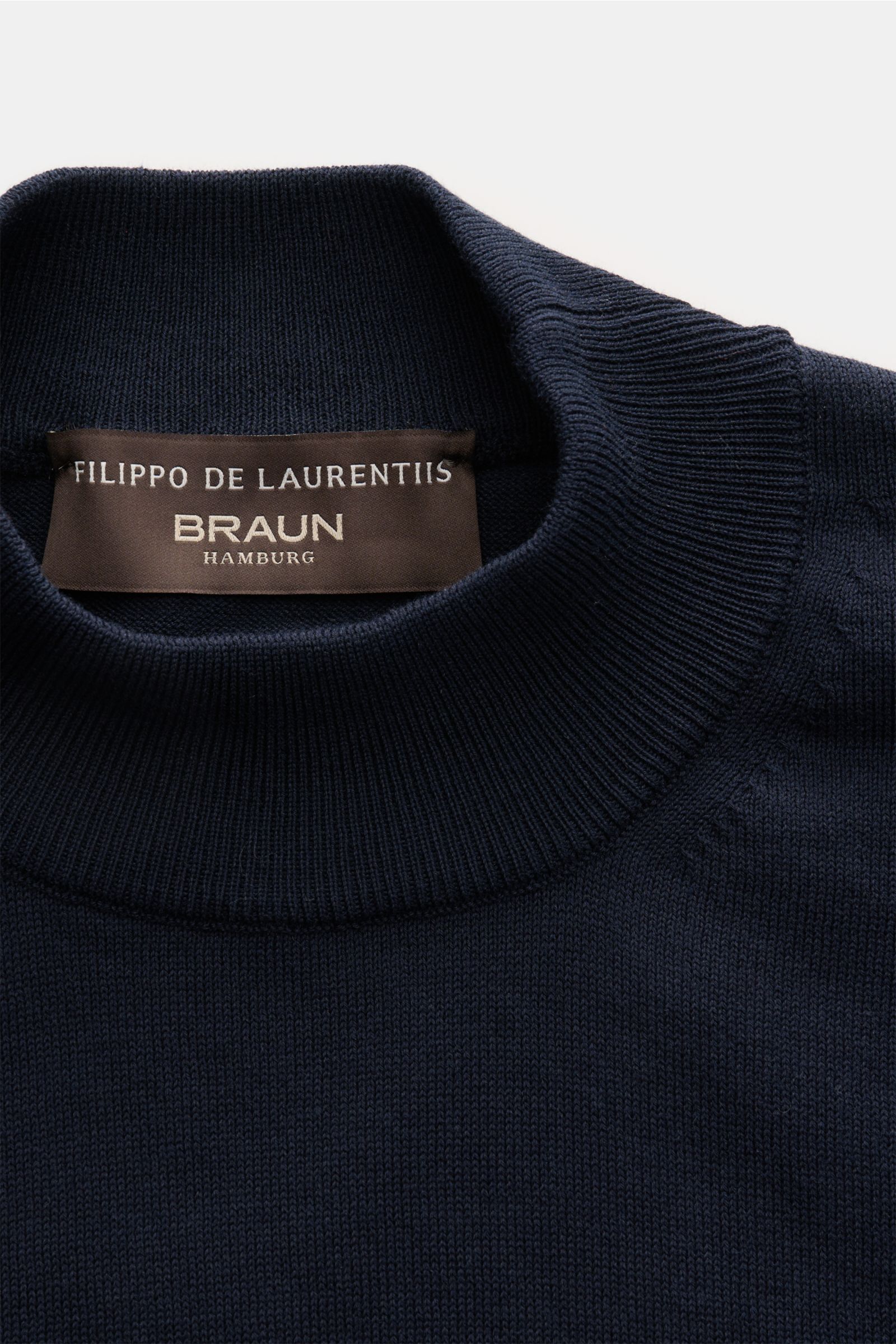 Filippo de Laurentiis Kurzarmpullover navy aus reiner Baumwolle, Slim Fit mit Stehkragen, weichem Griff und feinem Strickbild, Nahaufnahme vom Kragen.