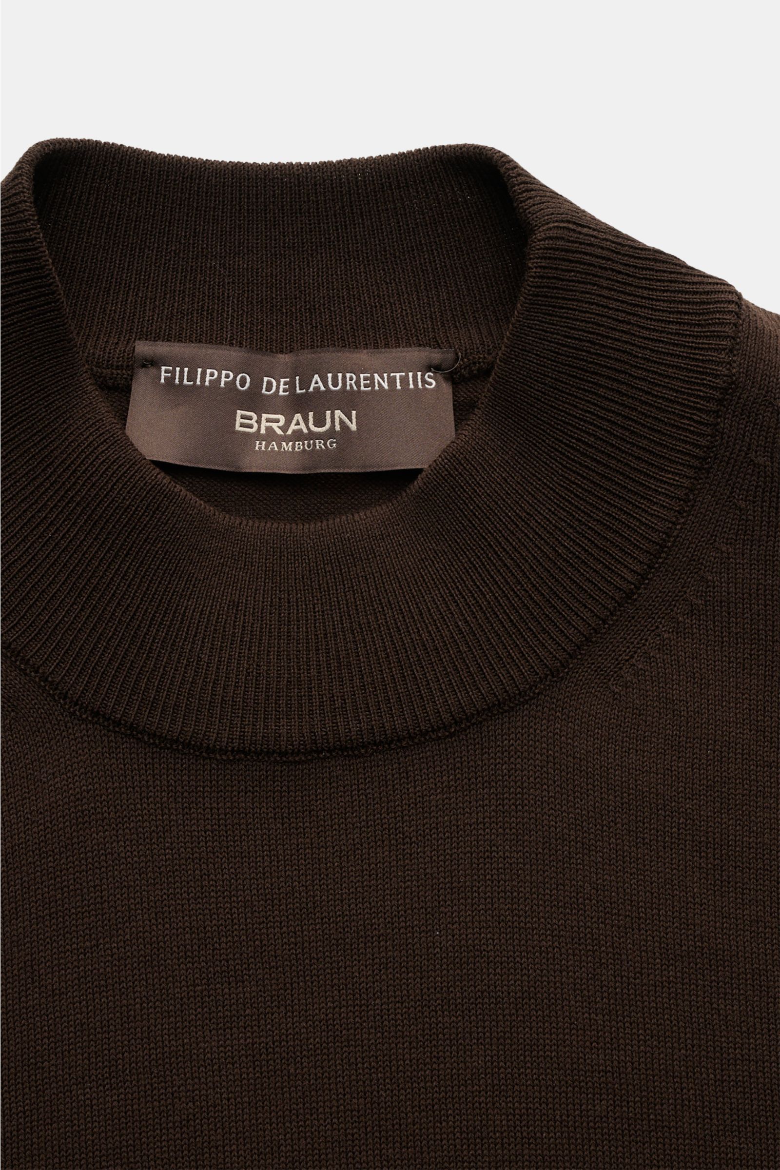 Nahaufnahme des Stehkragens des dunkelbraunen Filippo de Laurentiis Kurzarmpullovers aus weicher, reiner Baumwolle in Slim Fit mit feinem Strickbild.