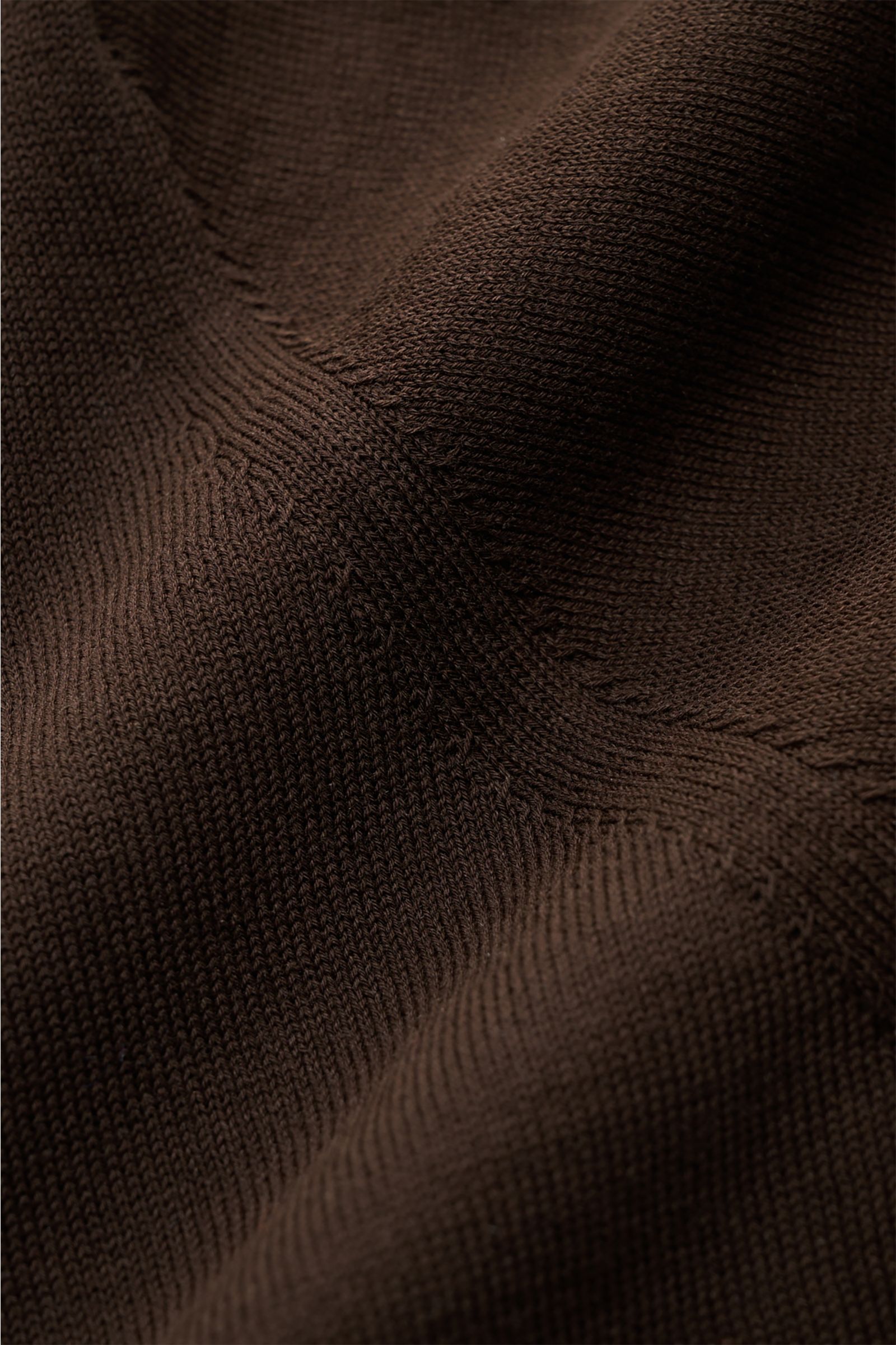 Filippo de Laurentiis Kurzarmpullover dunkelbraun, Detailaufnahme des feinen Strickbilds aus reiner Baumwolle mit weichem Griff und Stehkragen.