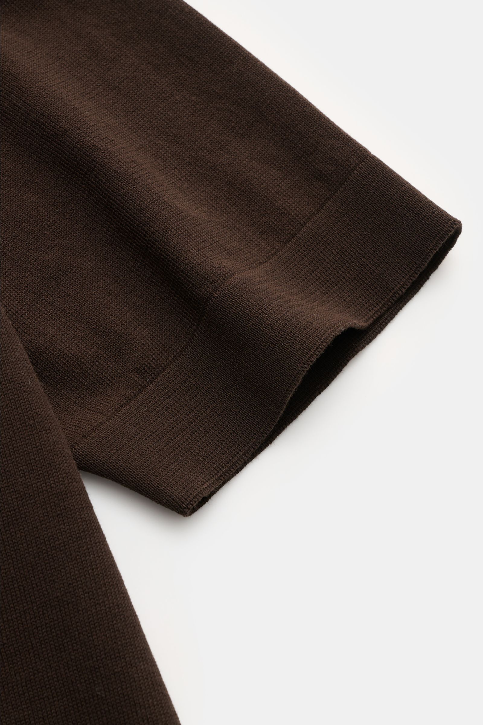 Filippo de Laurentiis Kurzarmpullover dunkelbraun aus reiner Baumwolle, weicher Griff, feines Strickbild, Slim Fit mit Stehkragen, Detailaufnahme Ärmel.