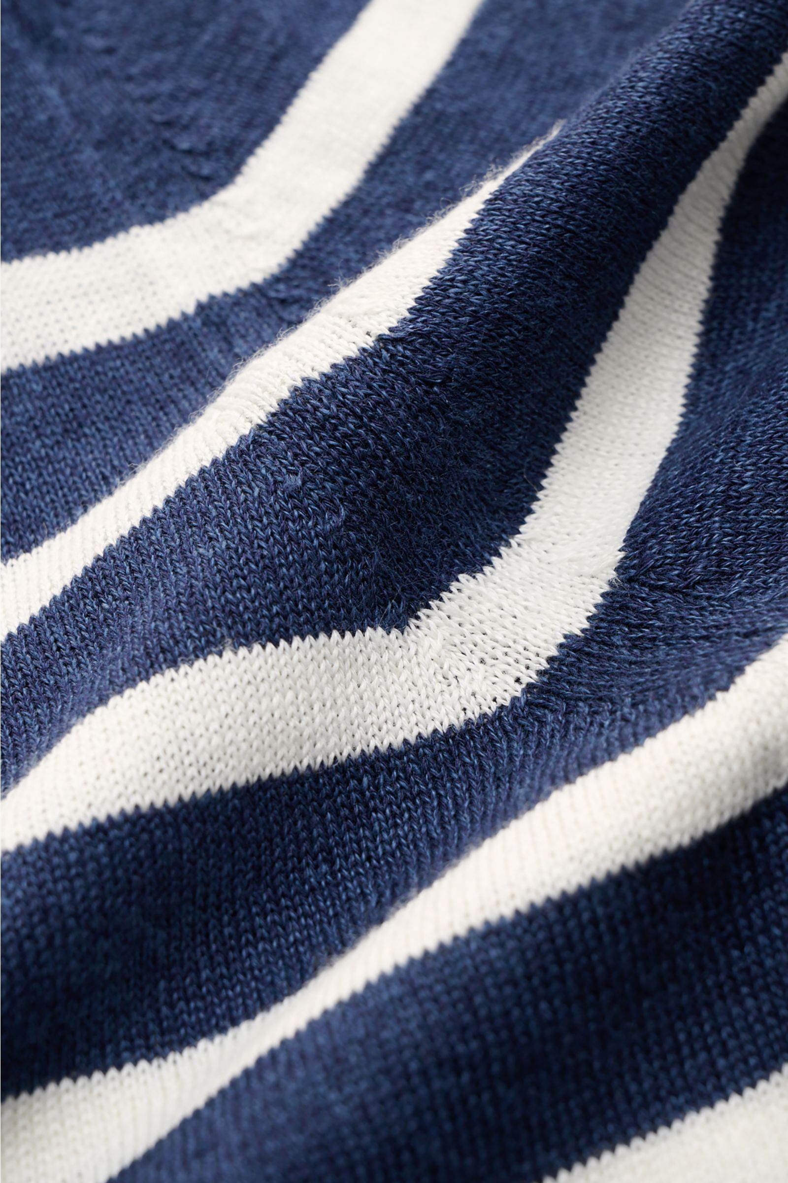 Nahaufnahme des Gran Sasso Kurzarmpullovers navy/offwhite gestreift, zeigt feines Strickbild, Streifenmuster, Leinen-Baumwoll-Mix.