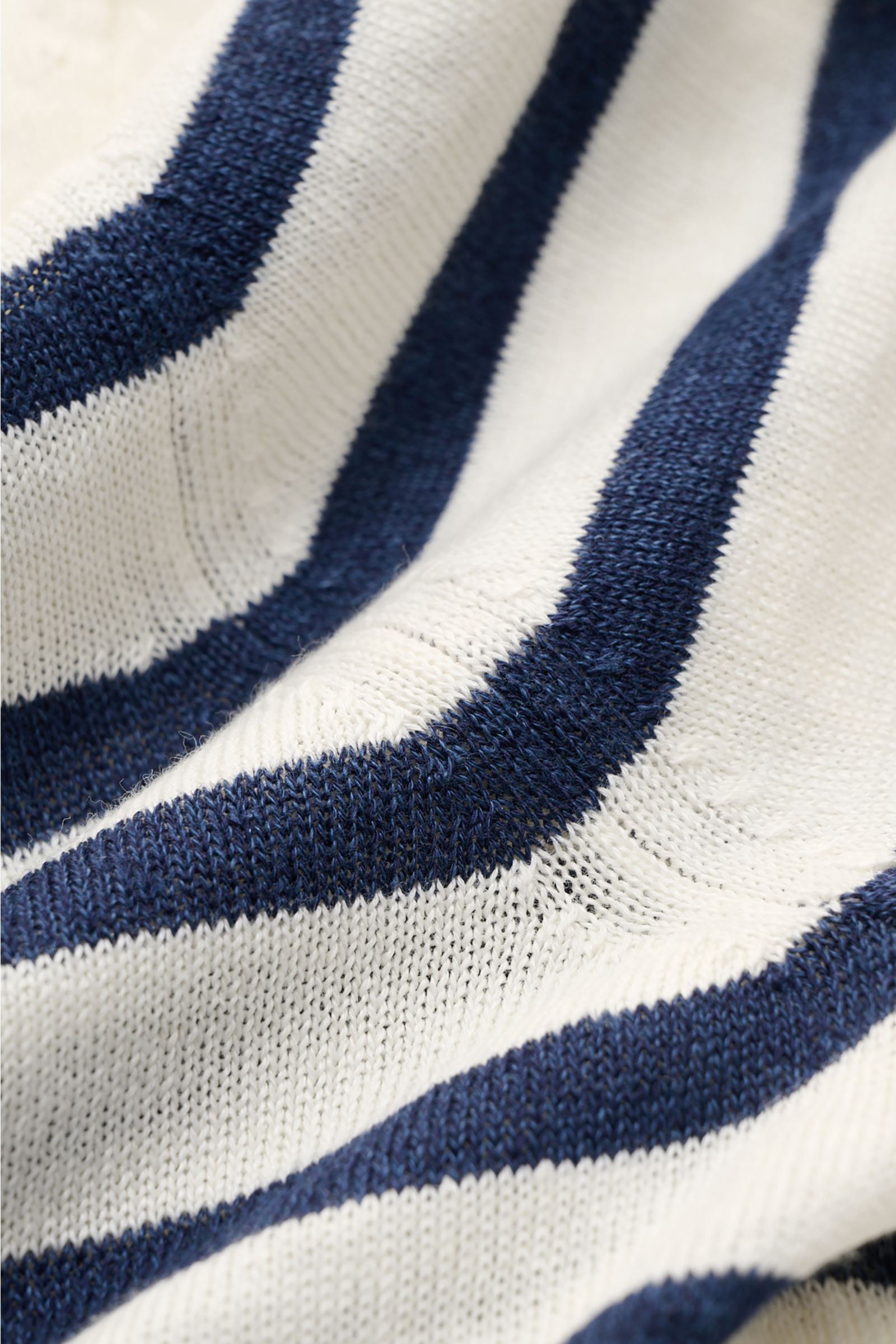 Gran Sasso Kurzarmpullover offwhite/navy gestreift, Detailfoto aus Nahaufnahme zeigt feines Strickbild, weichen Leinen-Baumwoll-Mix und Streifenmuster.