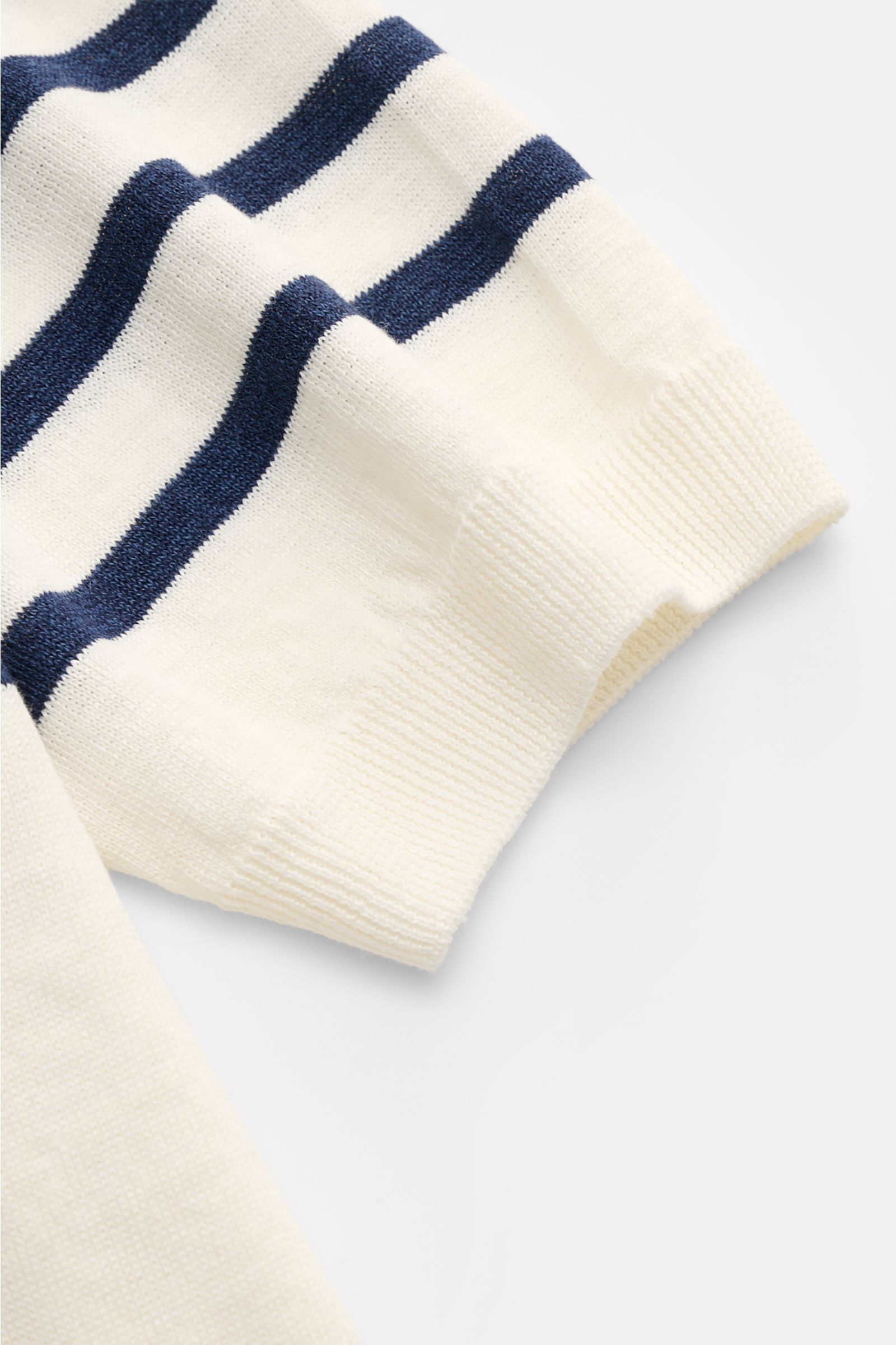 Gran Sasso Kurzarmpullover offwhite/navy gestreift, Detailaufnahme des weichen Leinen-Baumwoll-Mix mit feinem Strickbild und flexiblem Rippbündchen.
