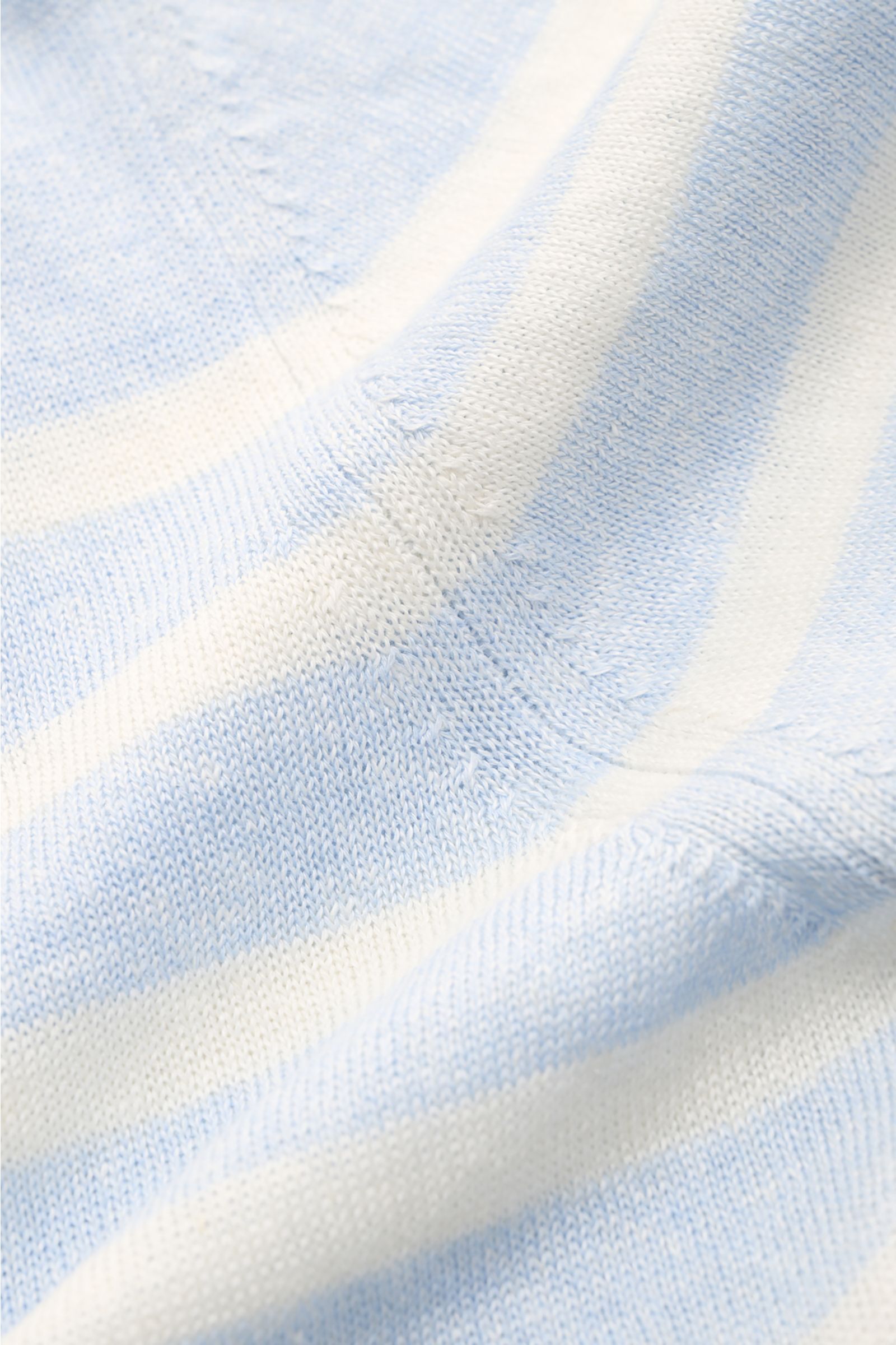 Gran Sasso Kurzarmpullover hellblau/offwhite gestreift, Nahaufnahme des feinen Strickbilds mit weichem Leinen-Baumwoll-Mix, Rundhalsausschnitt, flexible Rippbündchen.