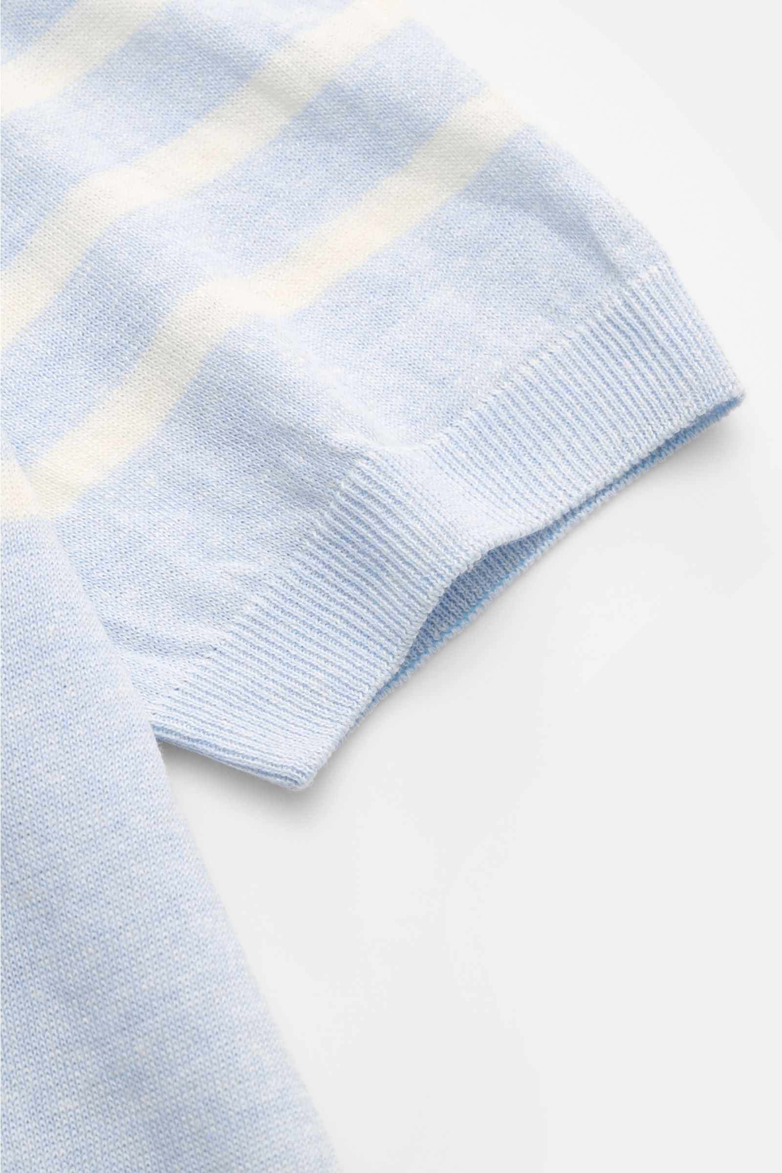 Gran Sasso Kurzarmpullover hellblau/offwhite gestreift, Detailaufnahme von Ärmel und Rippbündchen, feines Strickbild, Leinen-Baumwoll-Mix.