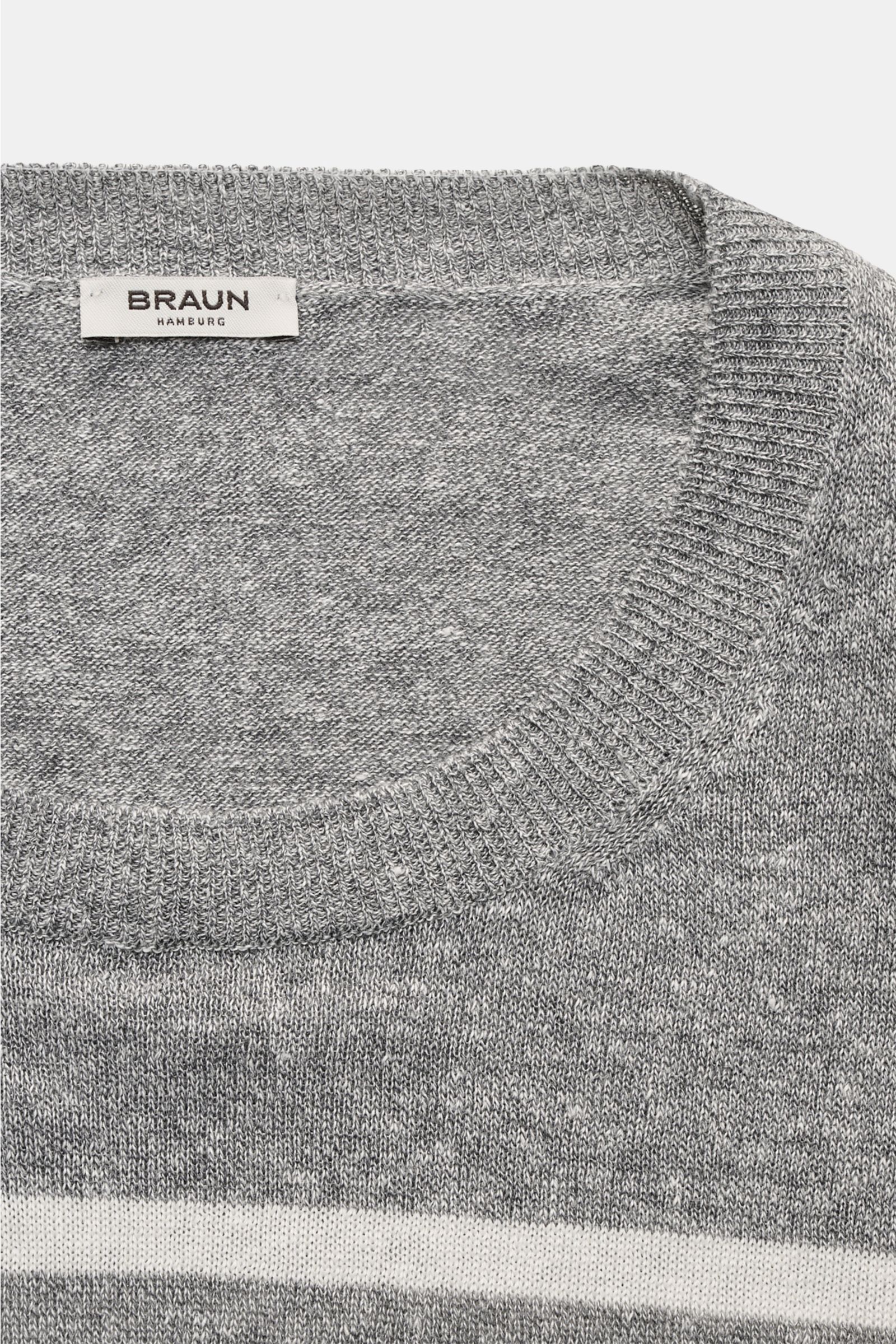 Gran Sasso Kurzarmpullover grau/offwhite gestreift aus Leinen-Baumwoll-Mix mit Rundhalsausschnitt, Streifenmuster, feinem Strick, von oben fotografiert.