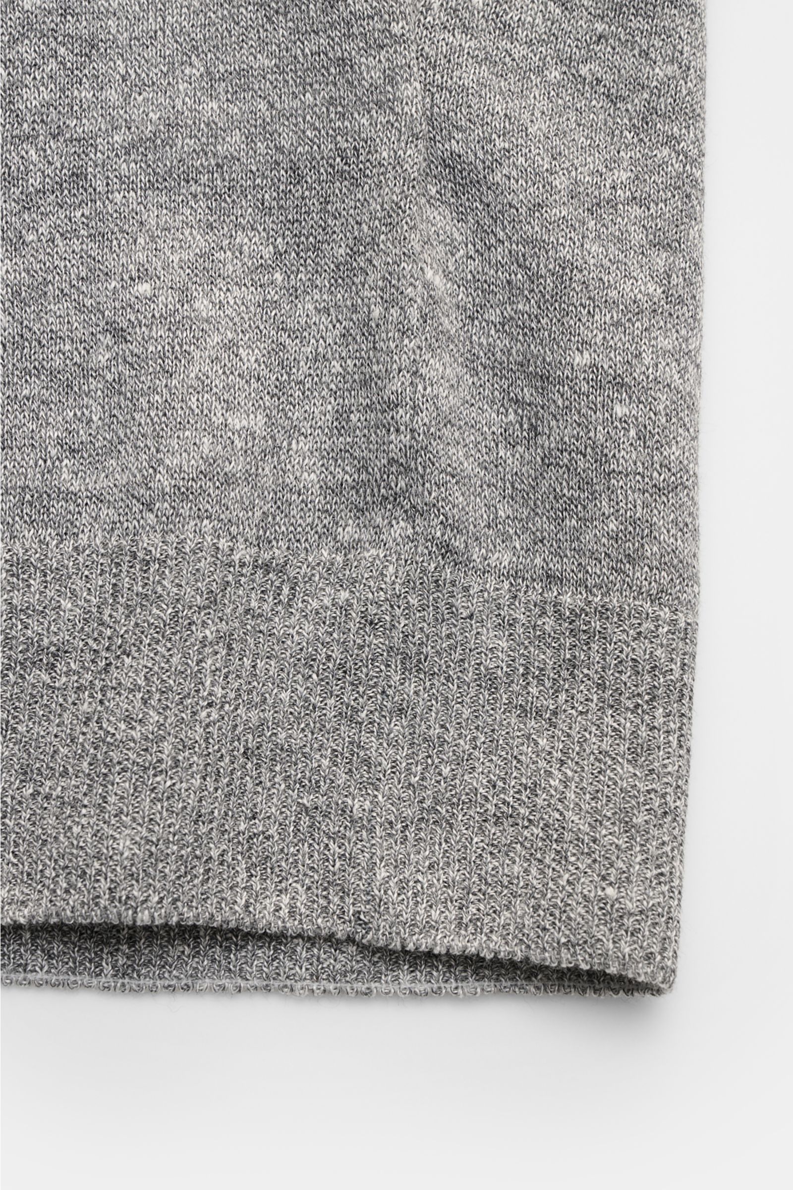 Gran Sasso Kurzarmpullover grau/offwhite gestreift, Nahaufnahme von unten, feines Strickbild, Leinen-Baumwoll-Mix, Rundhalsausschnitt, weiche Rippbündchen.