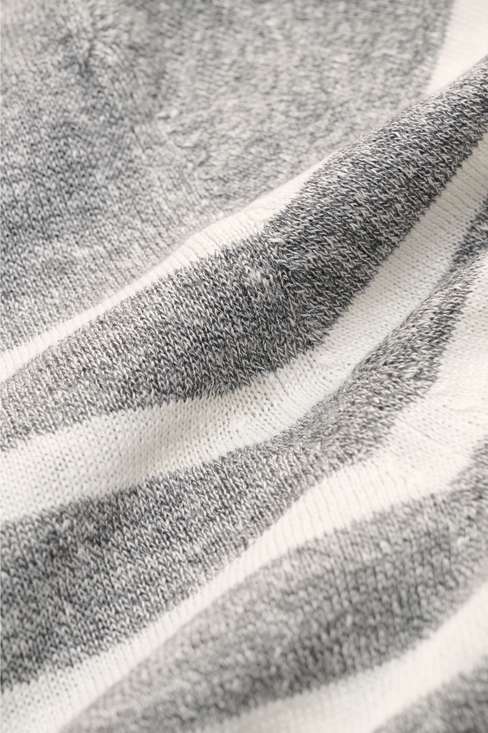 Gran Sasso Kurzarmpullover grau/offwhite gestreift, Detailaufnahme des feinen Strickbilds mit weichem Griff aus Leinen-Baumwoll-Mix, Streifenmuster.