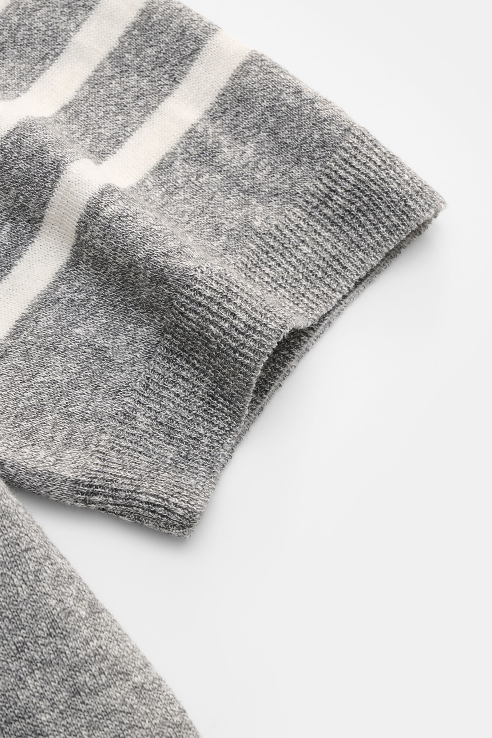 Gran Sasso Kurzarmpullover grau/offwhite gestreift, Detailaufnahme von Ärmel mit flexiblem Rippbündchen aus Leinen-Baumwoll-Mix.