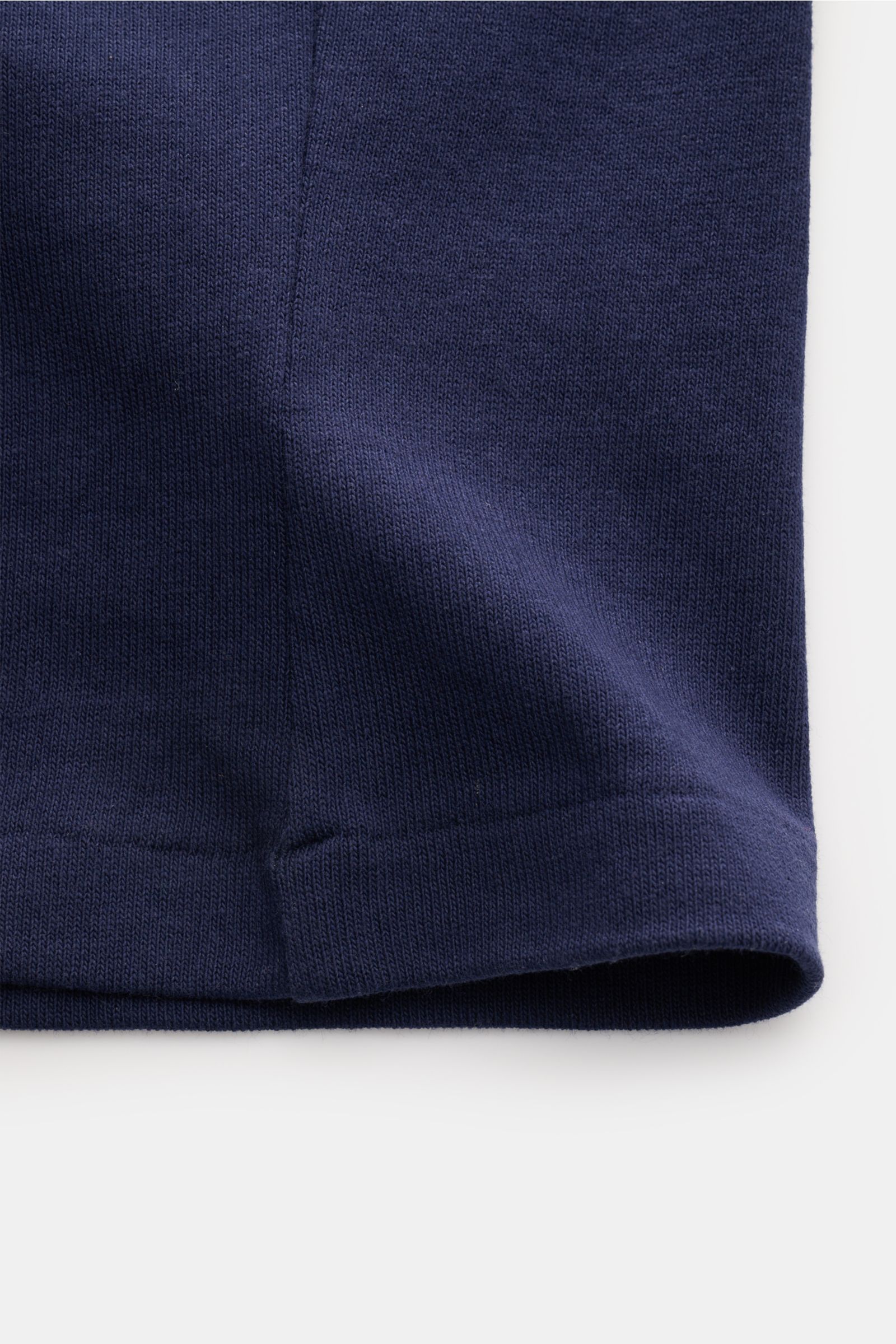 Nahaufnahme des Polo Ralph Lauren Rundhals-T-Shirts navy, reine Baumwolle, schwere Qualität, Regular Fit, mit Logo-Stitching auf Brust und Rückseite, fotografiert von unten am Saum.