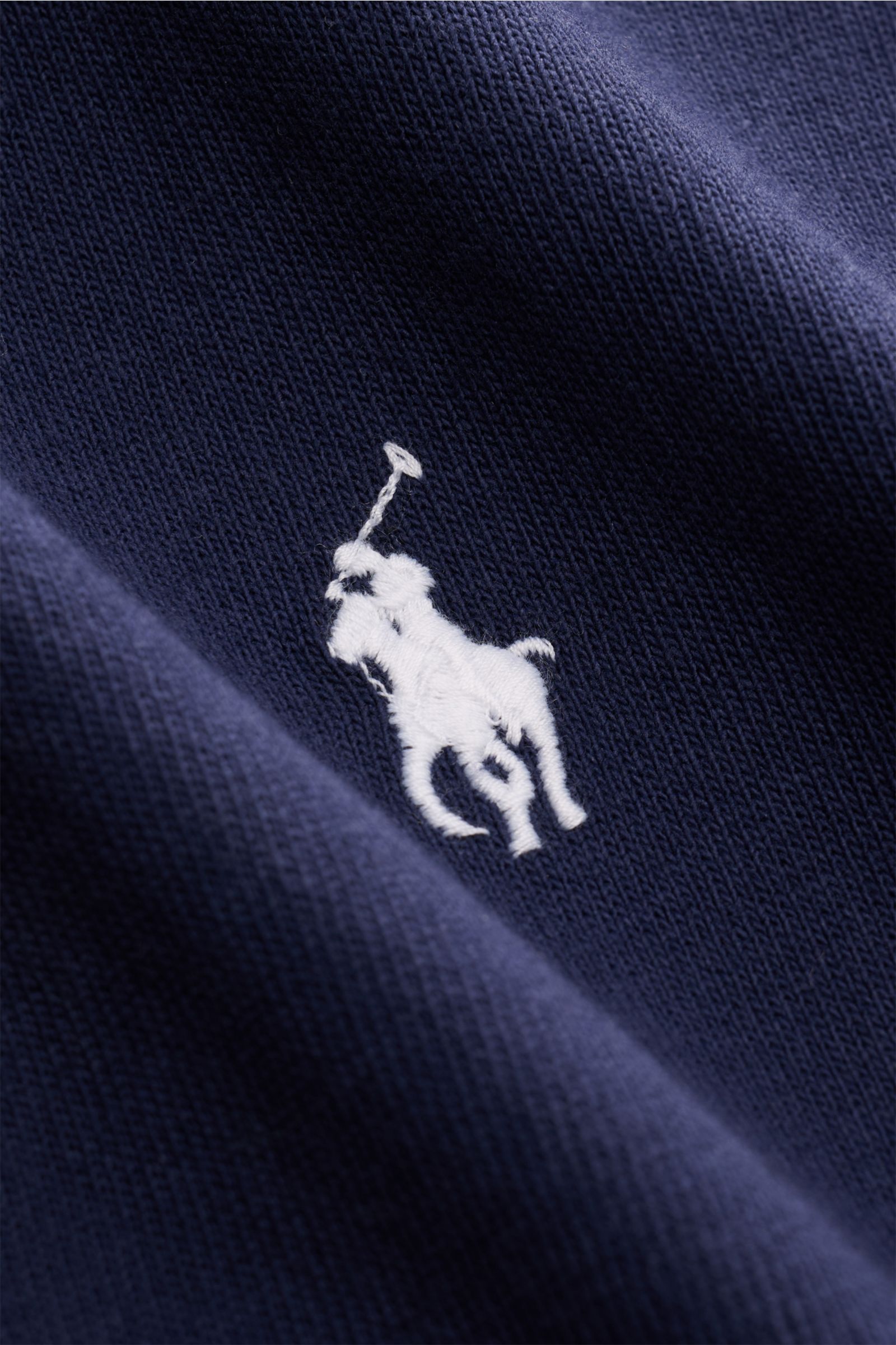 Nahaufnahme des Polo Ralph Lauren Rundhals-T-Shirts navy mit weißem Logo-Stitching auf schwerer Baumwollqualität aus Front-Perspektive.