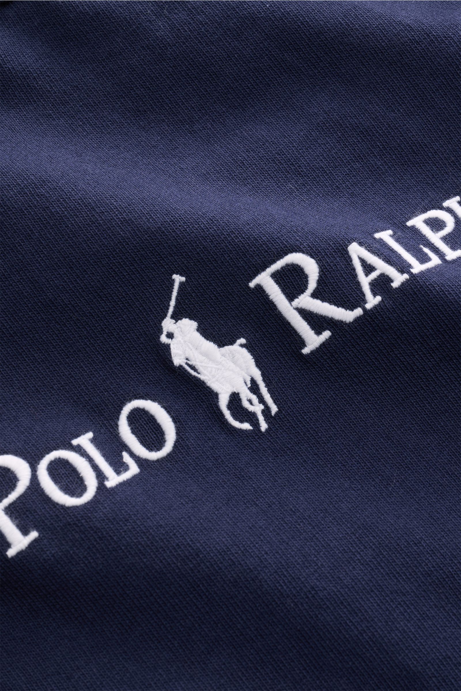 Nahaufnahme des Polo Ralph Lauren Rundhals-T-Shirts navy mit weißem Logo-Stitching auf reiner Baumwolle in schwerer Qualität.