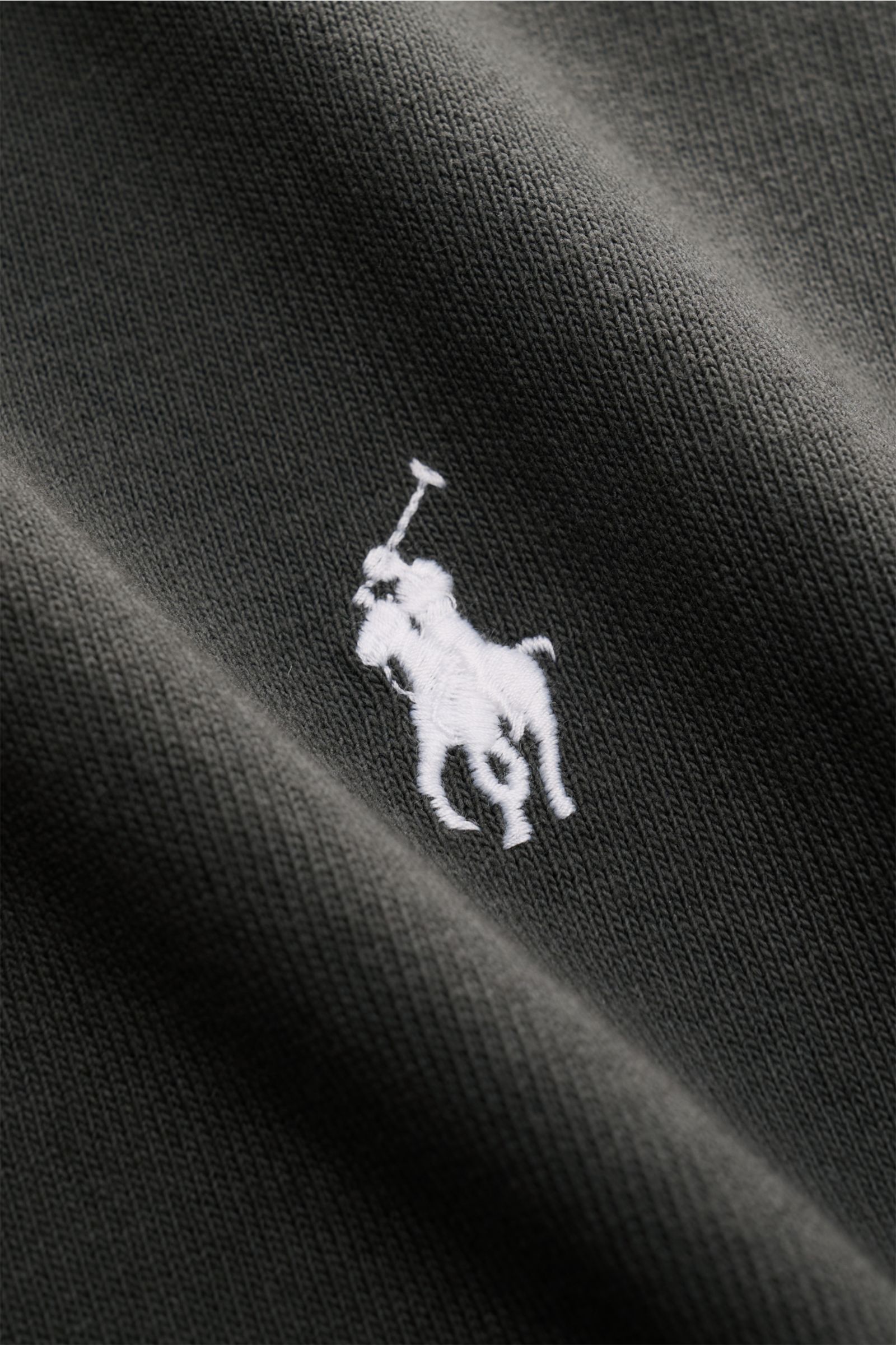Nahaufnahme des Polo Ralph Lauren Rundhals-T-Shirts dunkelgrau mit weißem Logo-Stitching auf der Brust, reine Baumwolle, Regular Fit.