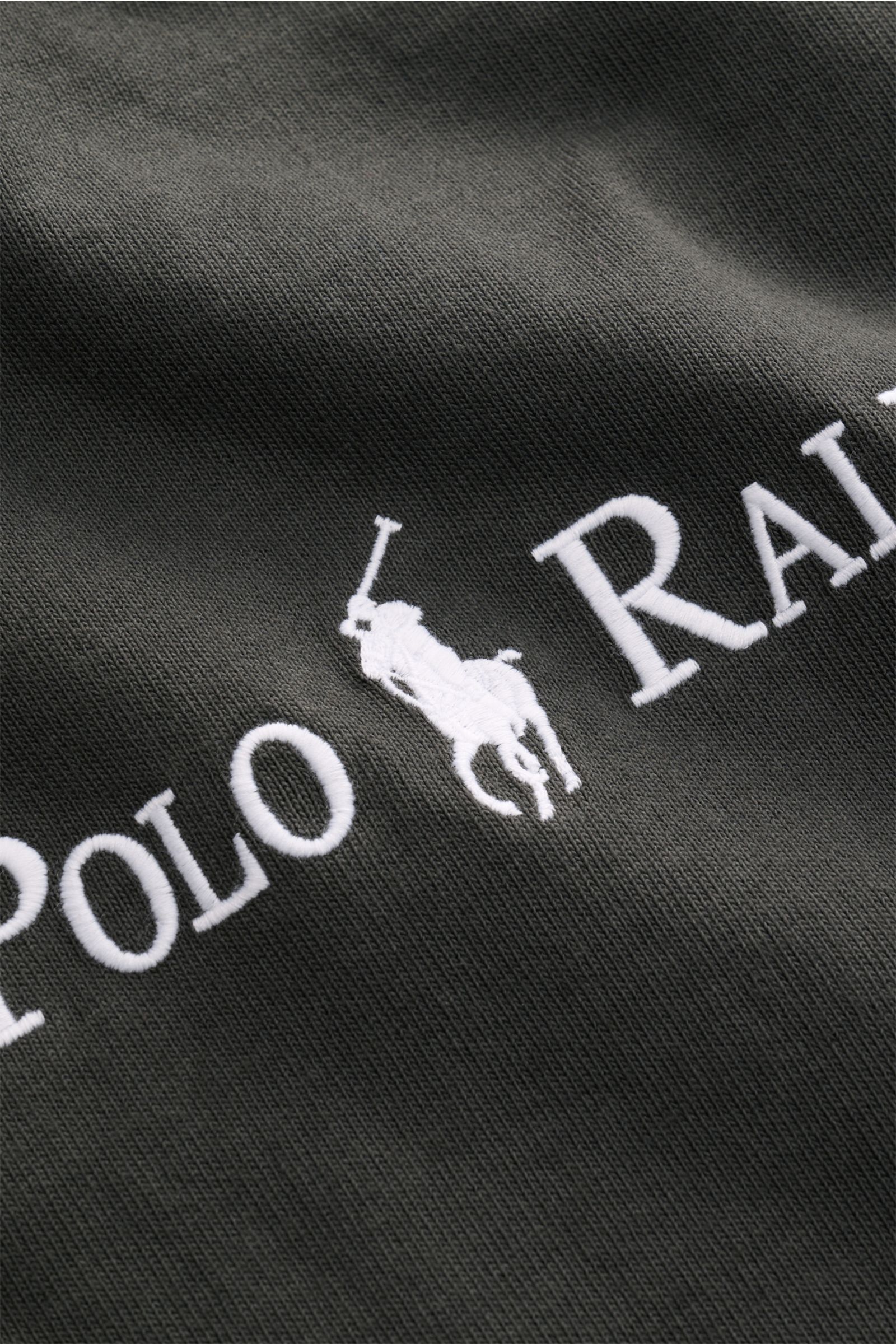 Nahaufnahme des Polo Ralph Lauren Rundhals-T-Shirts dunkelgrau mit weißem Logo-Stitching auf der Brust, reine Baumwolle.