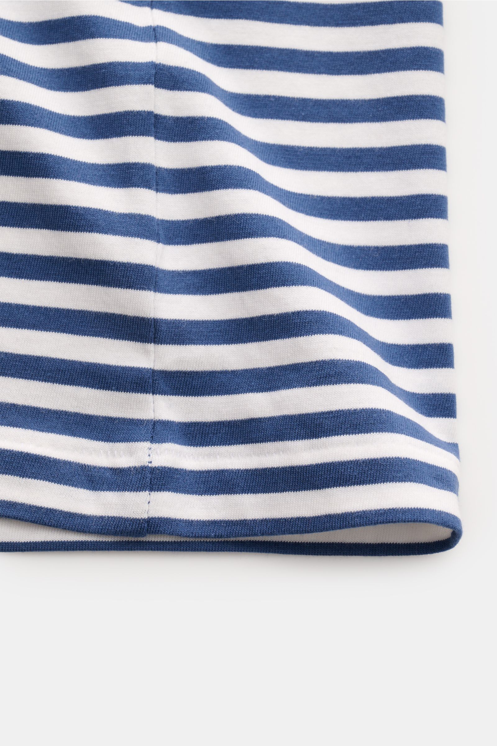 Polo Ralph Lauren Rundhals-T-Shirt dunkelblau/weiß gestreift, Nahaufnahme seitlich unten, Jersey aus reiner Baumwolle, Slim Fit, klassisches Streifenmuster, weiche Qualität.