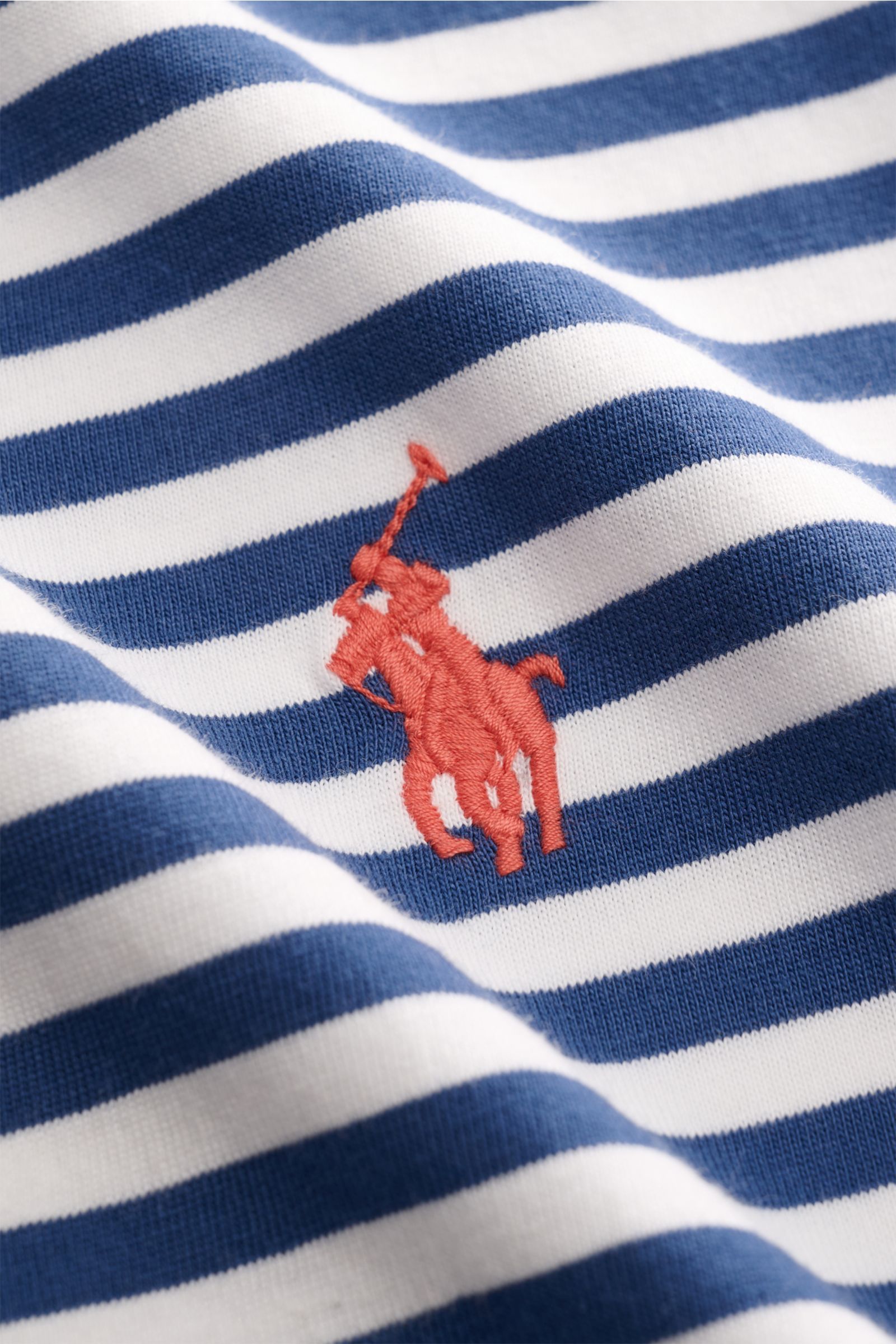 Nahaufnahme des Polo Ralph Lauren Rundhals-T-Shirts dunkelblau/weiß gestreift aus reiner Baumwolle mit weichem Jersey, Slim Fit, klassischem Streifenmuster und rotem Logo-Stitching auf der Brust.