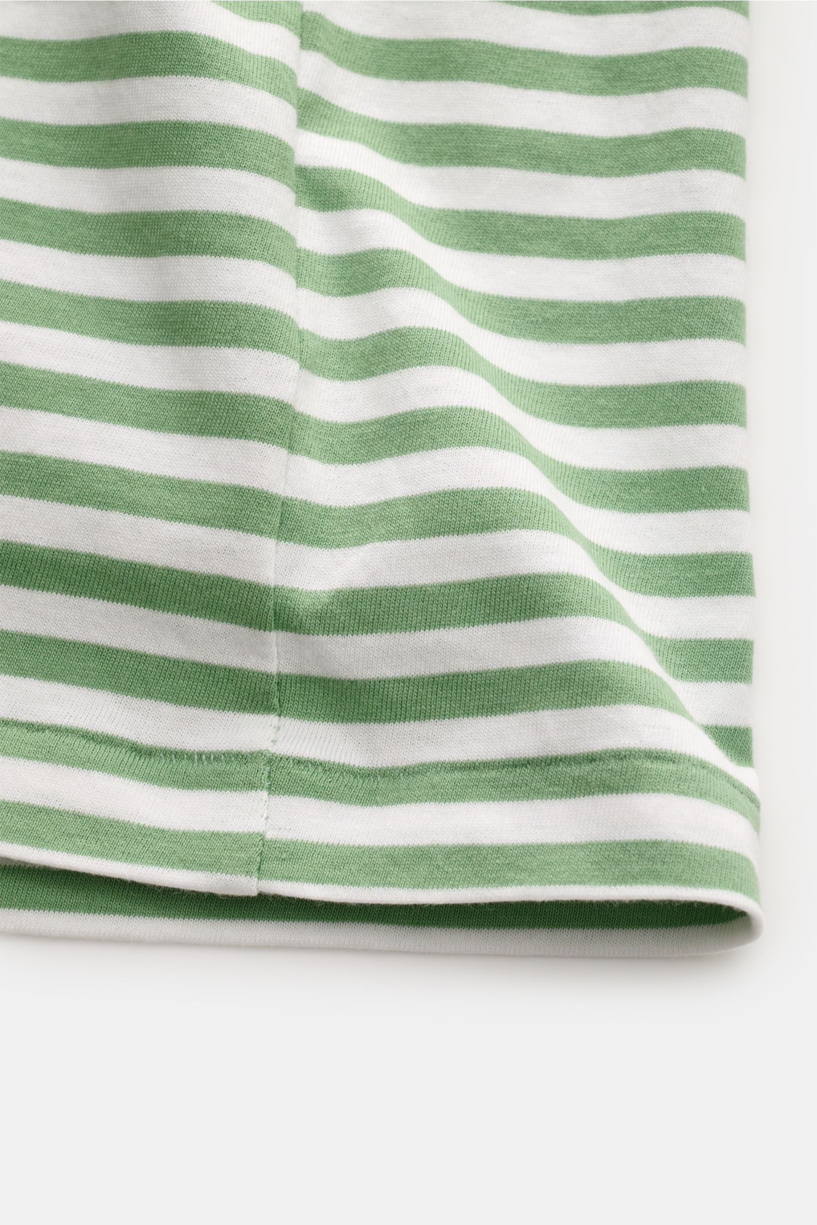 Nahaufnahme des Polo Ralph Lauren Rundhals-T-Shirts grünweiß gestreift, Jersey aus reiner Baumwolle, weiche Qualität, Slim Fit, klassisches Streifenmuster, Rundhalsausschnitt.