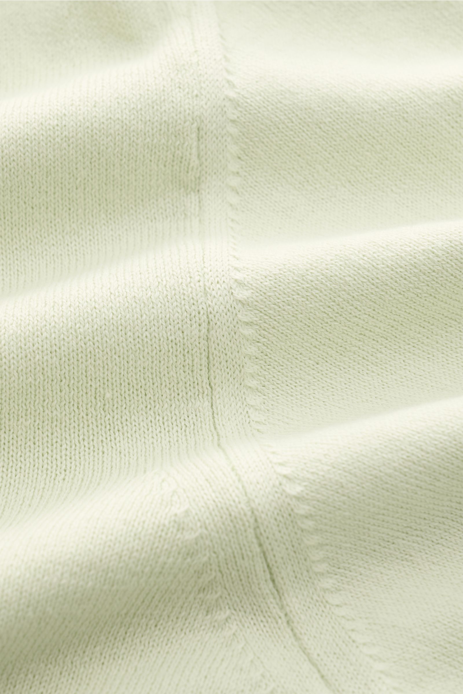 Close-up front view of 04651/ A trip in a bag Kurzarmpullover 'Pima Cotton' pastellgrün showing fine pastel green knit texture made of pure Pima cotton.

Description: Aus feiner Pima-Baumwolle gefertigt, lässt Sie der Kurzarmpullover 'Pima Cotton' von 