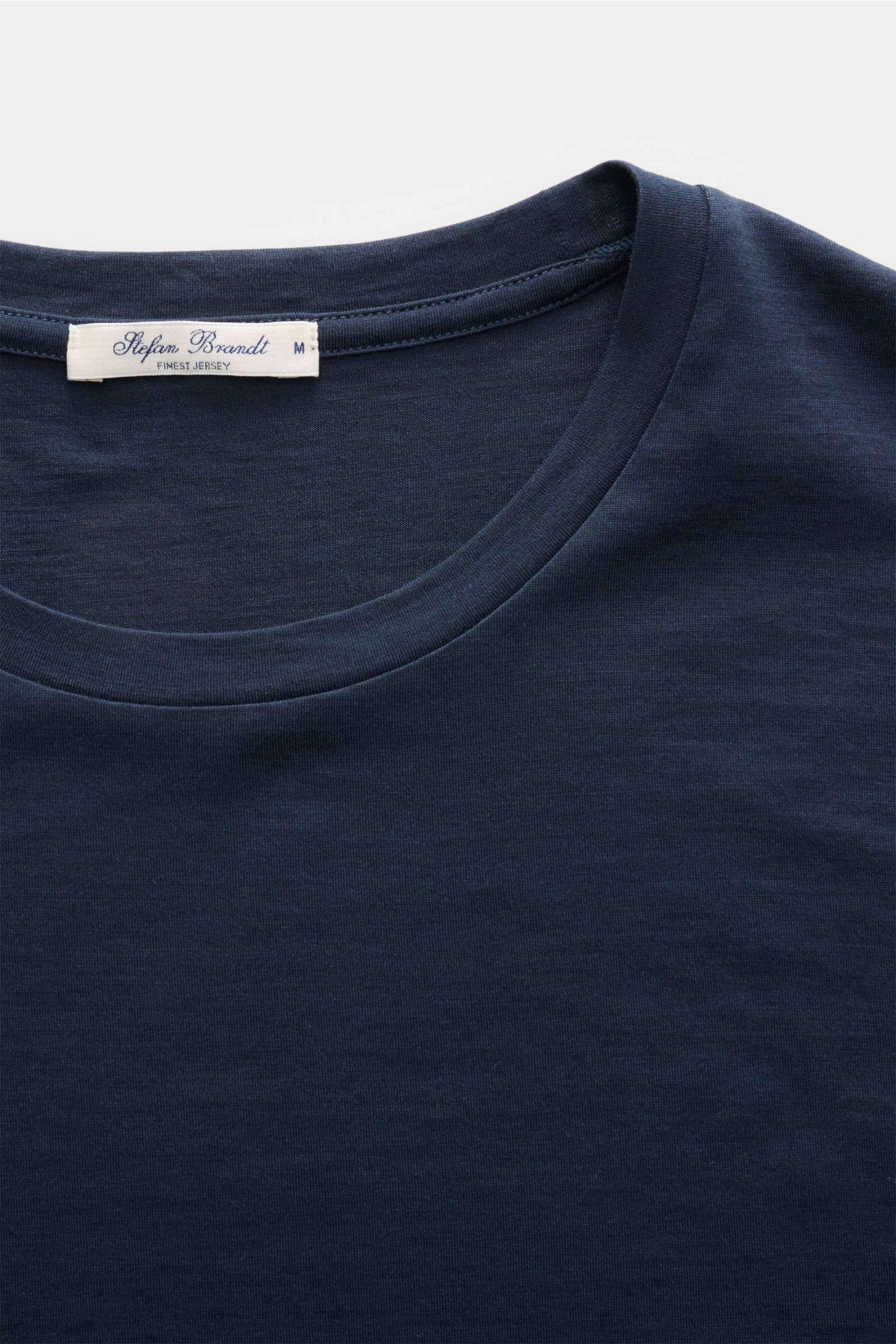 Nahaufnahme aus schräger Vogelperspektive des Stefan Brandt Rundhals-T-Shirt 'Enno' navy aus weicher Seiden-Baumwollmischung, Slim Fit.