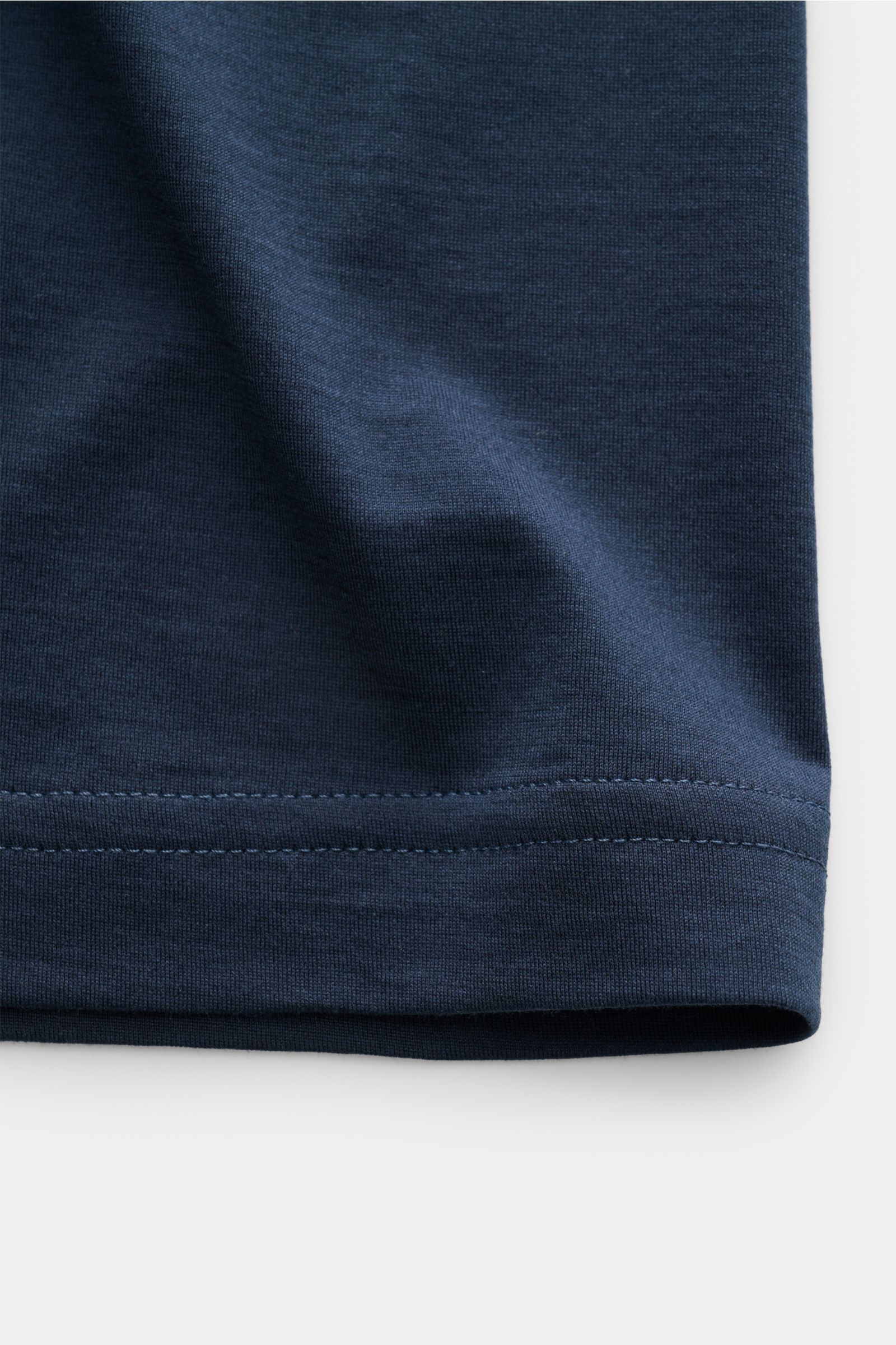 Nahaufnahme des Saum-Bereichs des Stefan Brandt Rundhals-T-Shirt 'Enno' navy aus Seiden-Baumwollmix, feine Jersey-Qualität, slim fit, handgemacht.