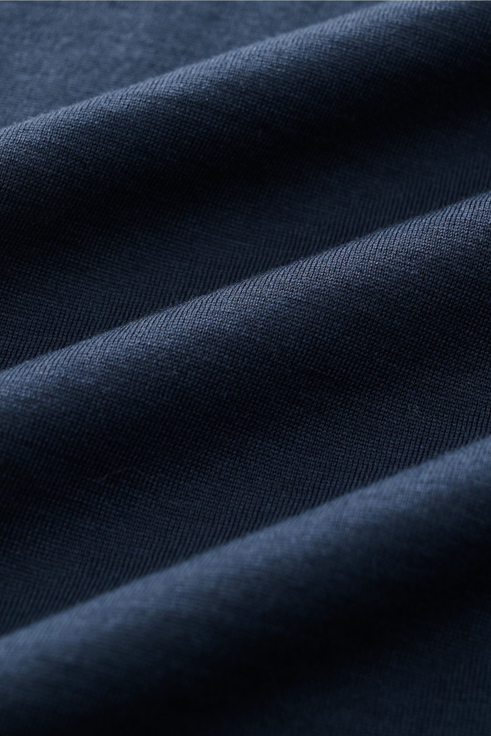 Stefan Brandt Rundhals-T-Shirt 'Enno' navy Nahaufnahme der feinen Jersey-Qualität mit handgemischtem Seiden-Baumwoll-Mix, sehr weicher Griff.