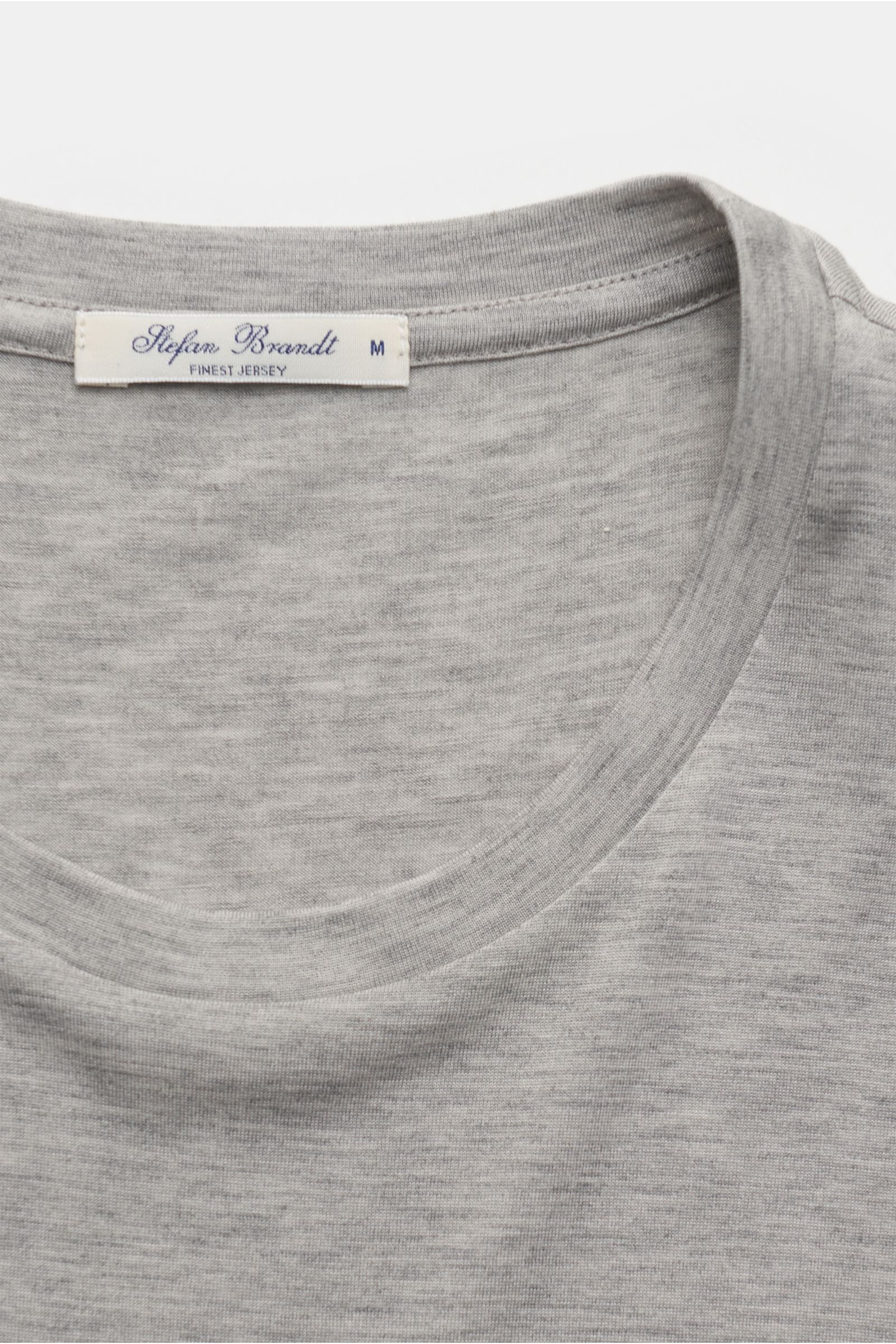 Nahaufnahme des Stefan Brandt Rundhals-T-Shirts 'Enno' grau meliert, Slim Fit, feine Jersey-Qualität, Seiden-Baumwollmix, Rundhalsausschnitt, handmade.
